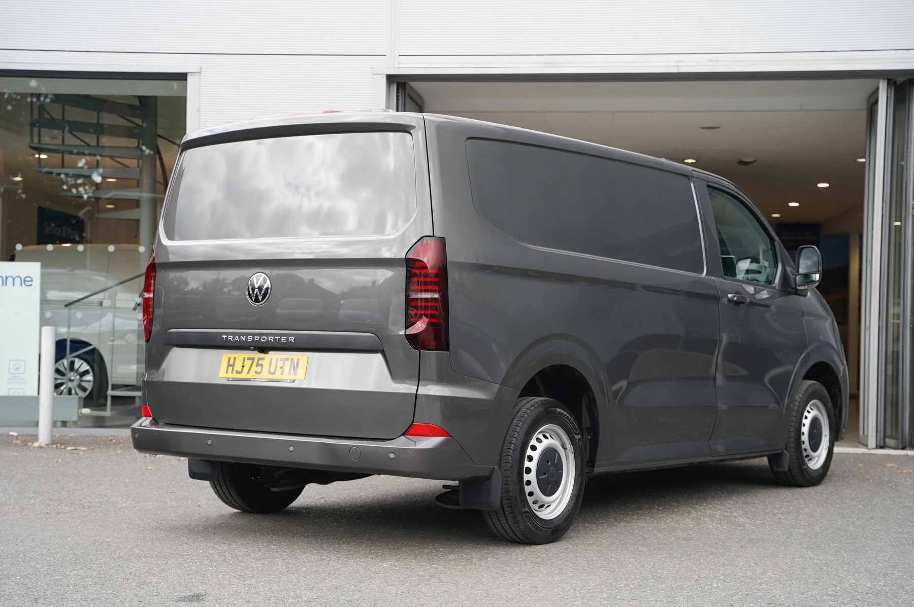 Volkswagen-Transporter-image-13