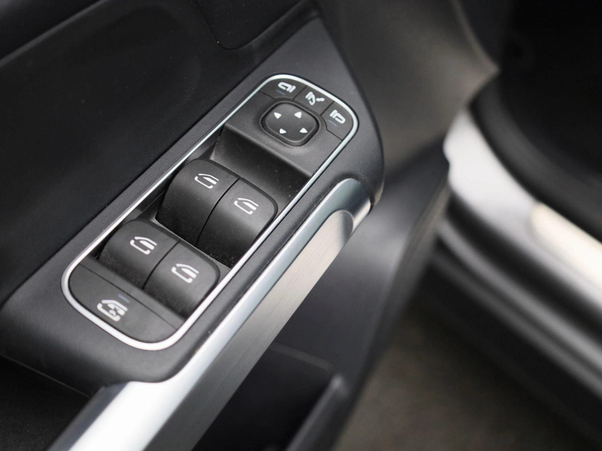 Mercedes-Benz-EQB-image-37