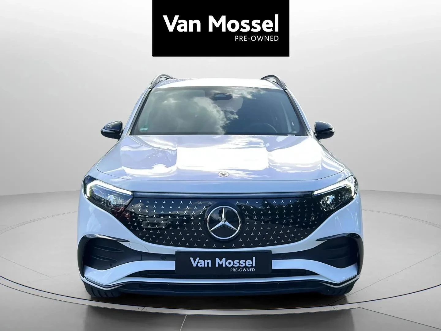 Mercedes-Benz-EQB-image-1