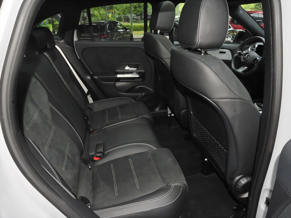 Mercedes-Benz-GLA 200 d-image-13