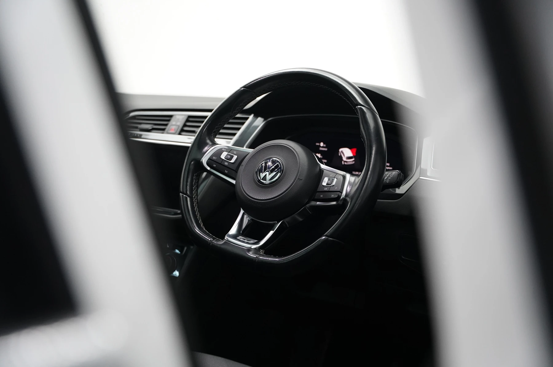 Volkswagen-Tiguan-image-16