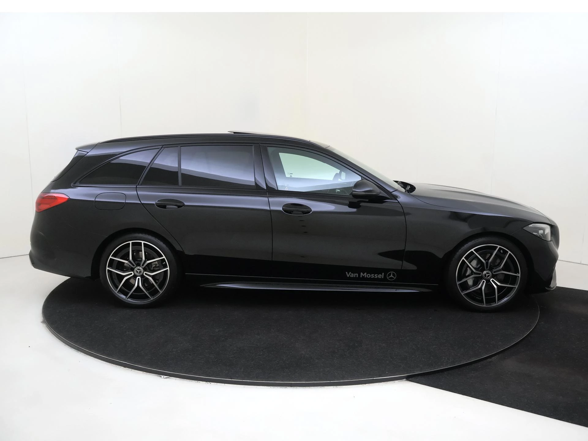 Mercedes-Benz-C-Klasse-image-8