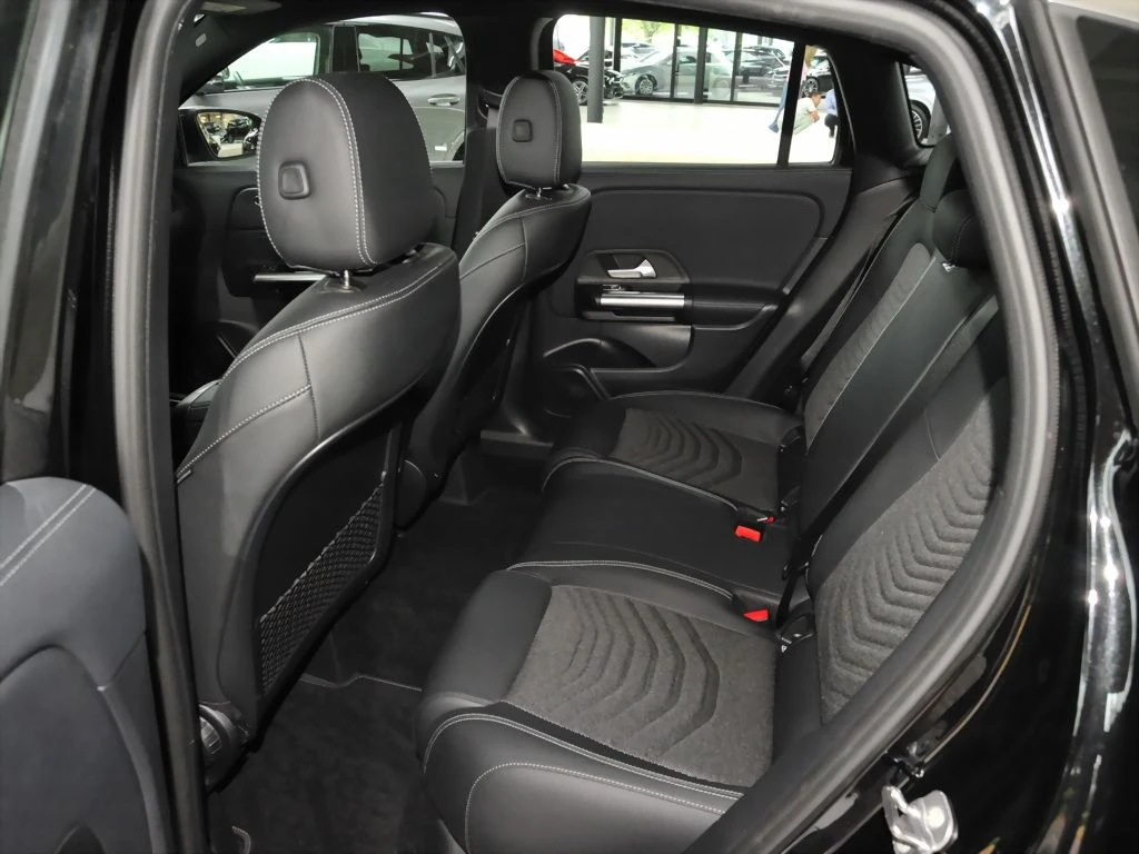 Mercedes-Benz-GLA 200 d-image-13