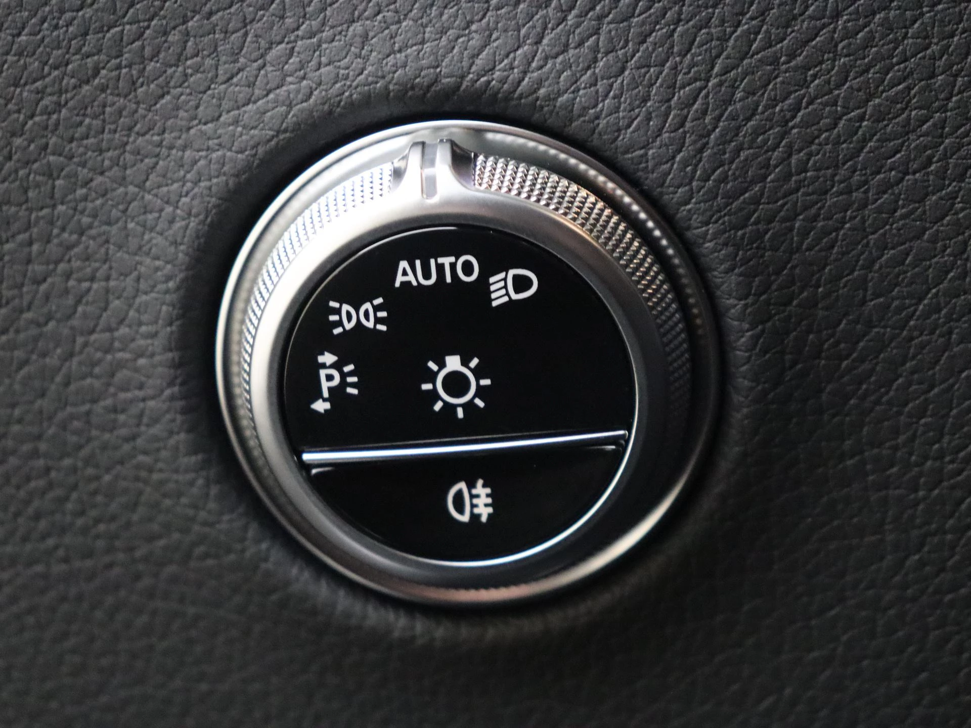Mercedes-Benz-GLC-image-23