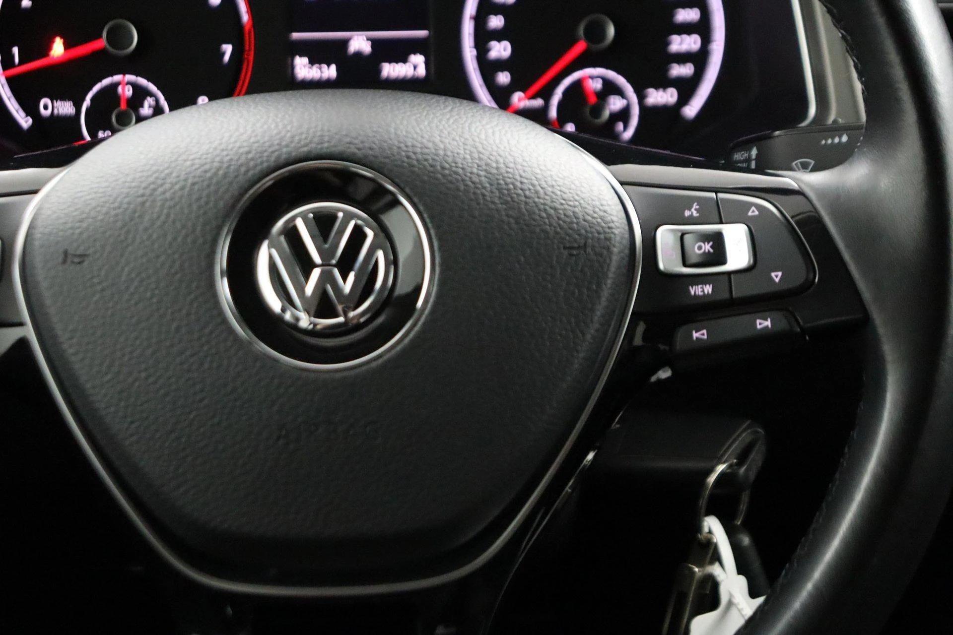 Volkswagen-T-Roc-image-17