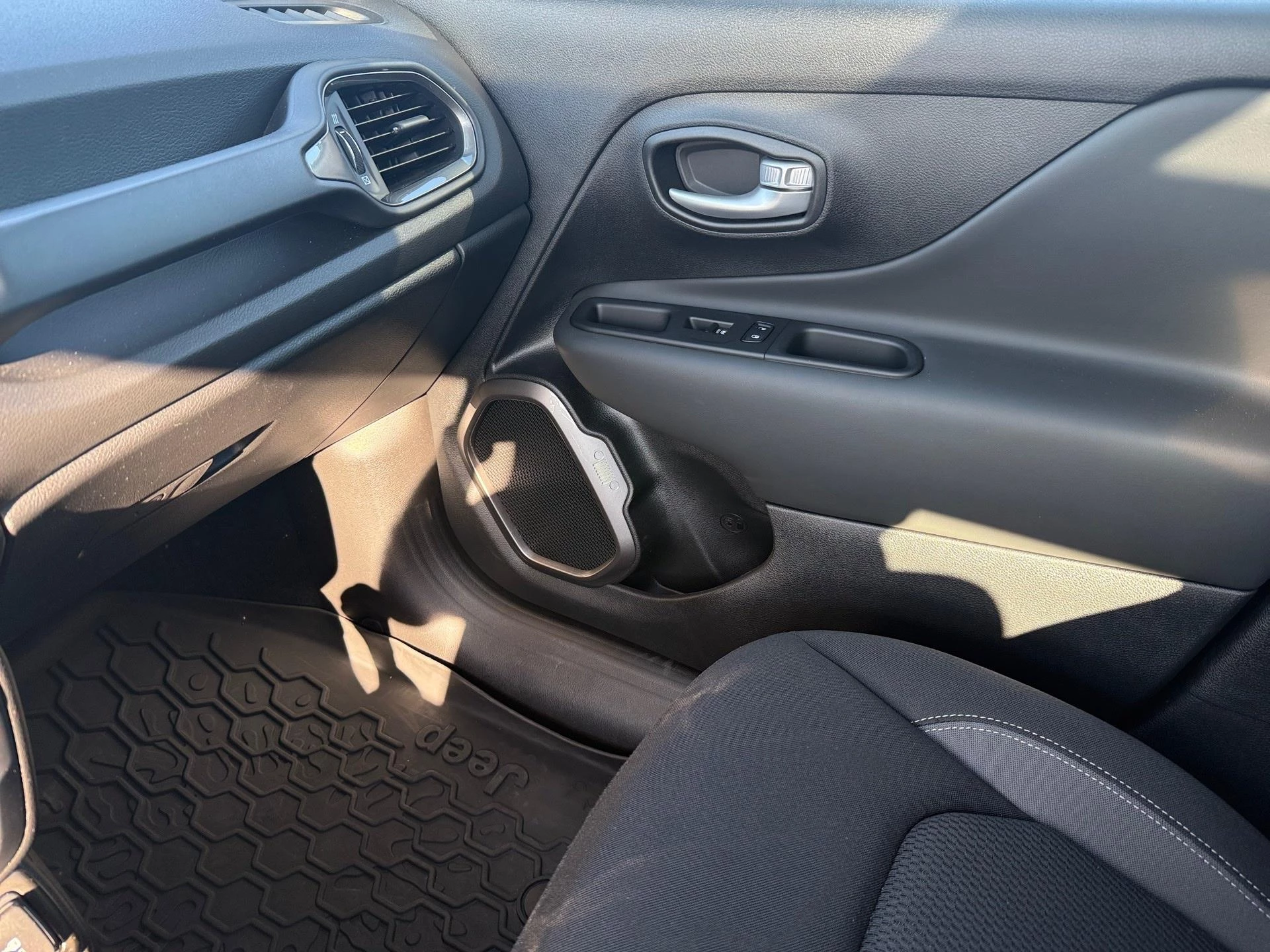 Jeep-Renegade-image-17