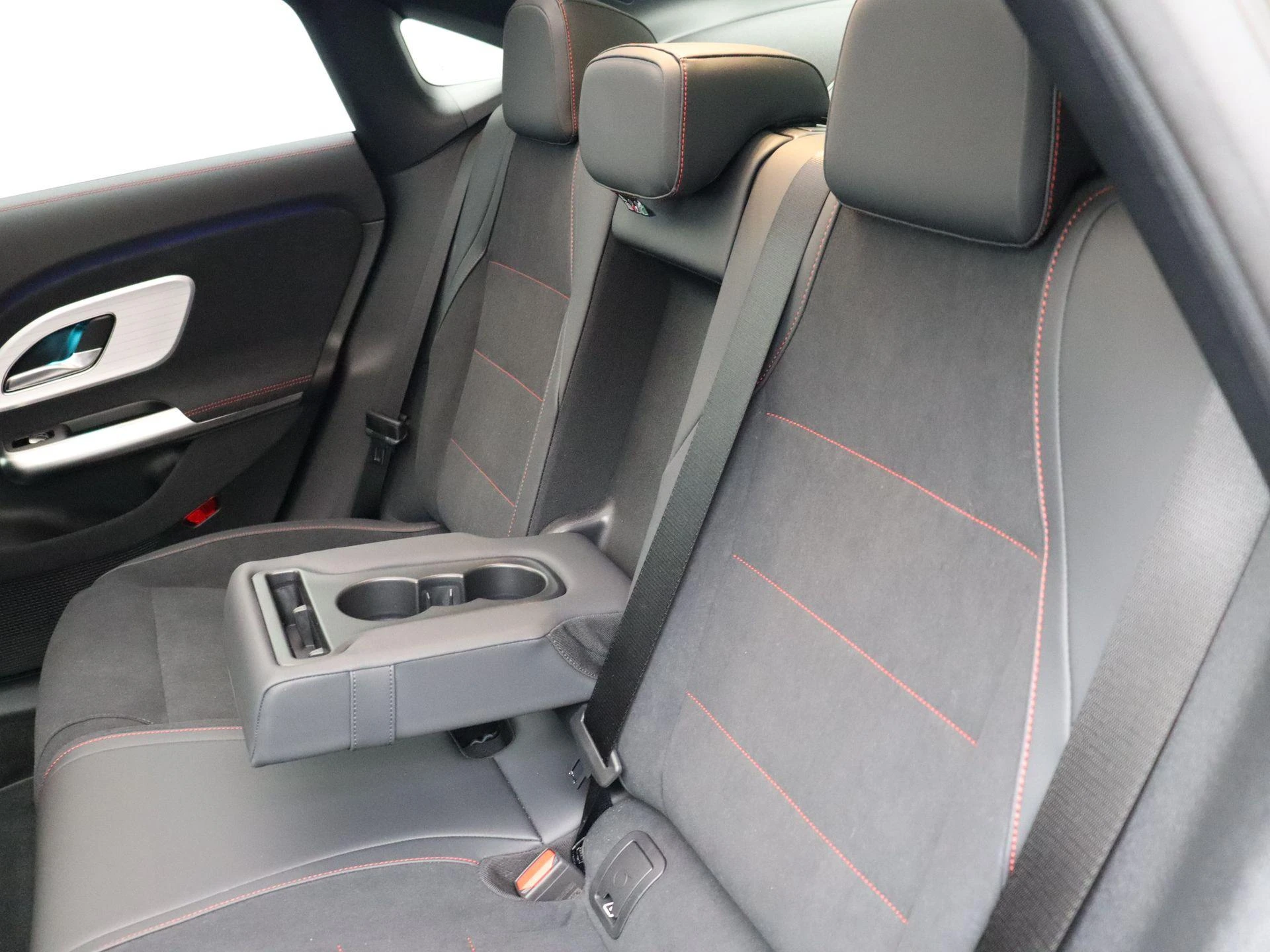 Mercedes-Benz-CLA-image-20