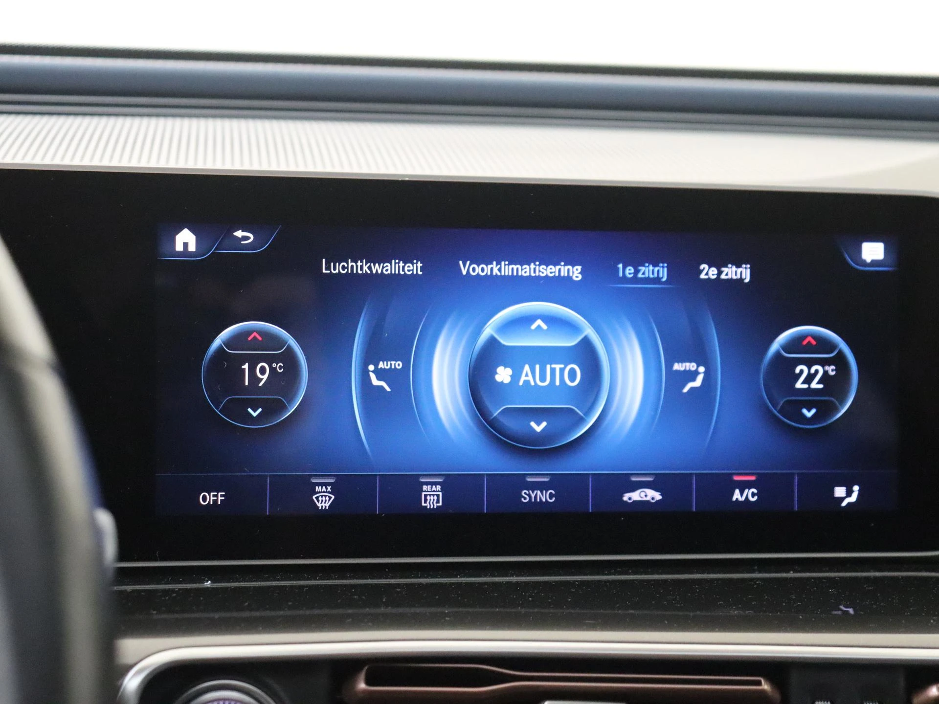Mercedes-Benz-EQC-image-18