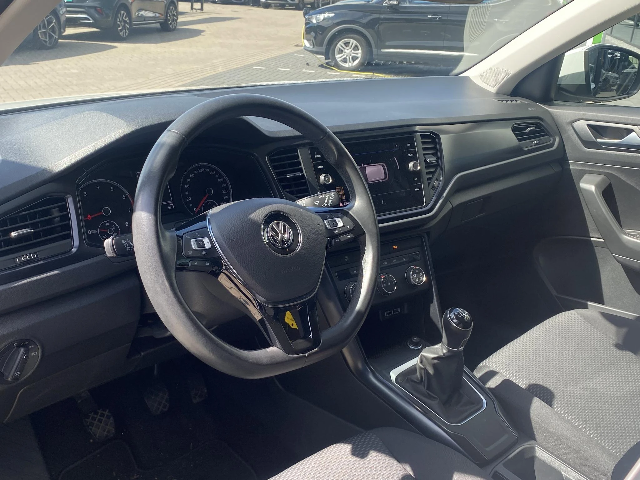Volkswagen-T-Roc-image-3