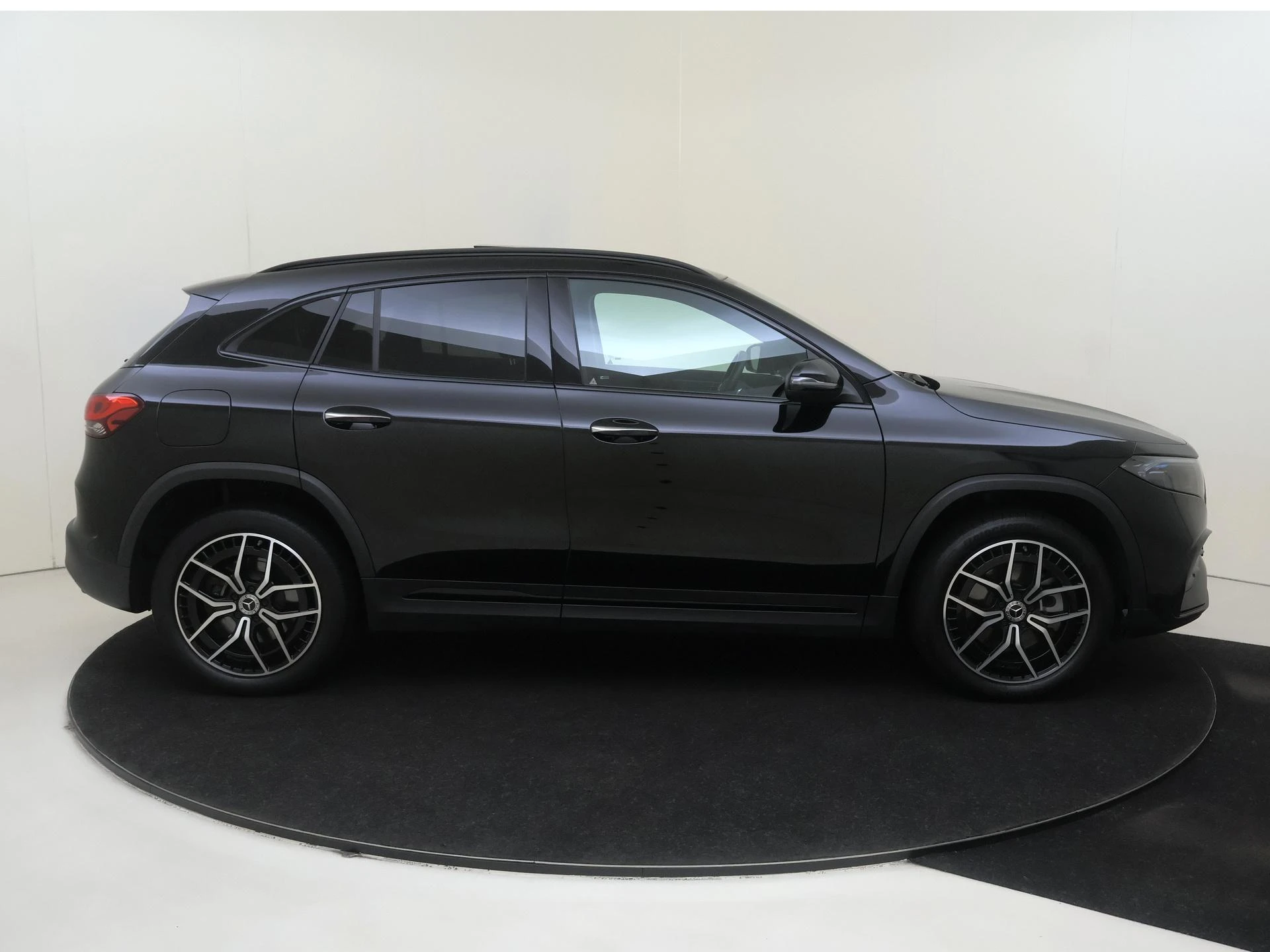 Mercedes-Benz-EQA-image-8