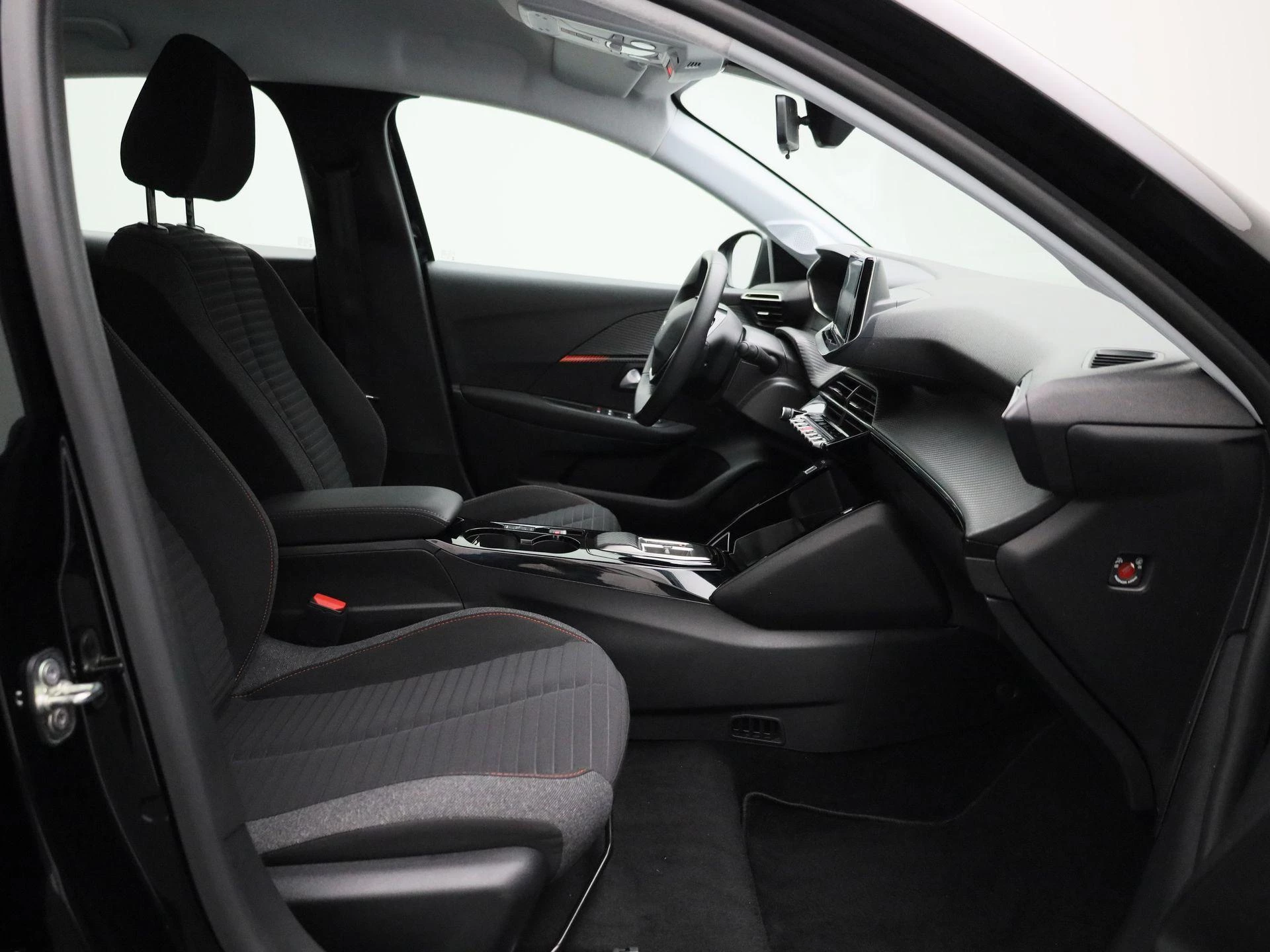 Peugeot-e-208-image-32