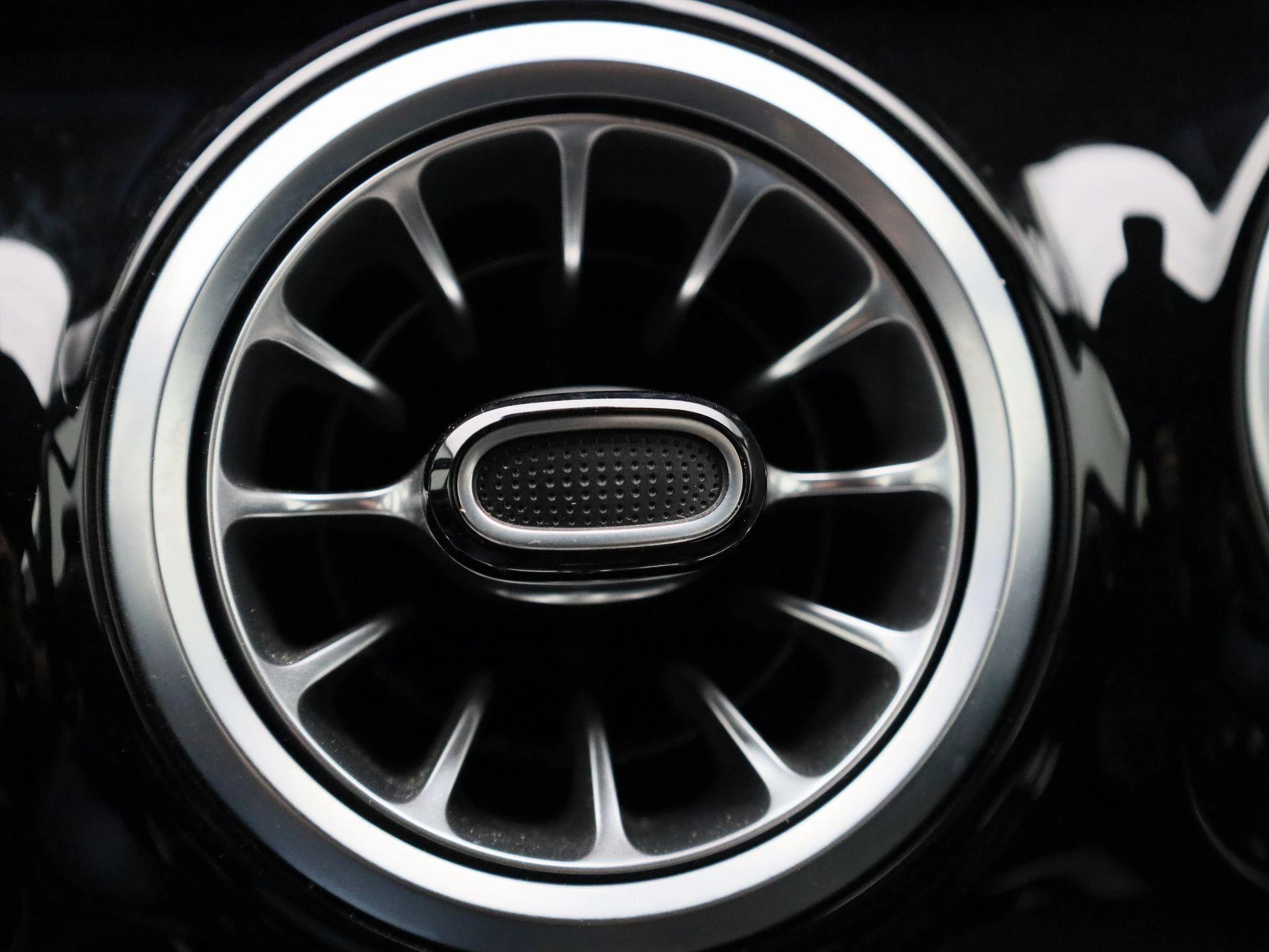 Mercedes-Benz-EQB-image-27