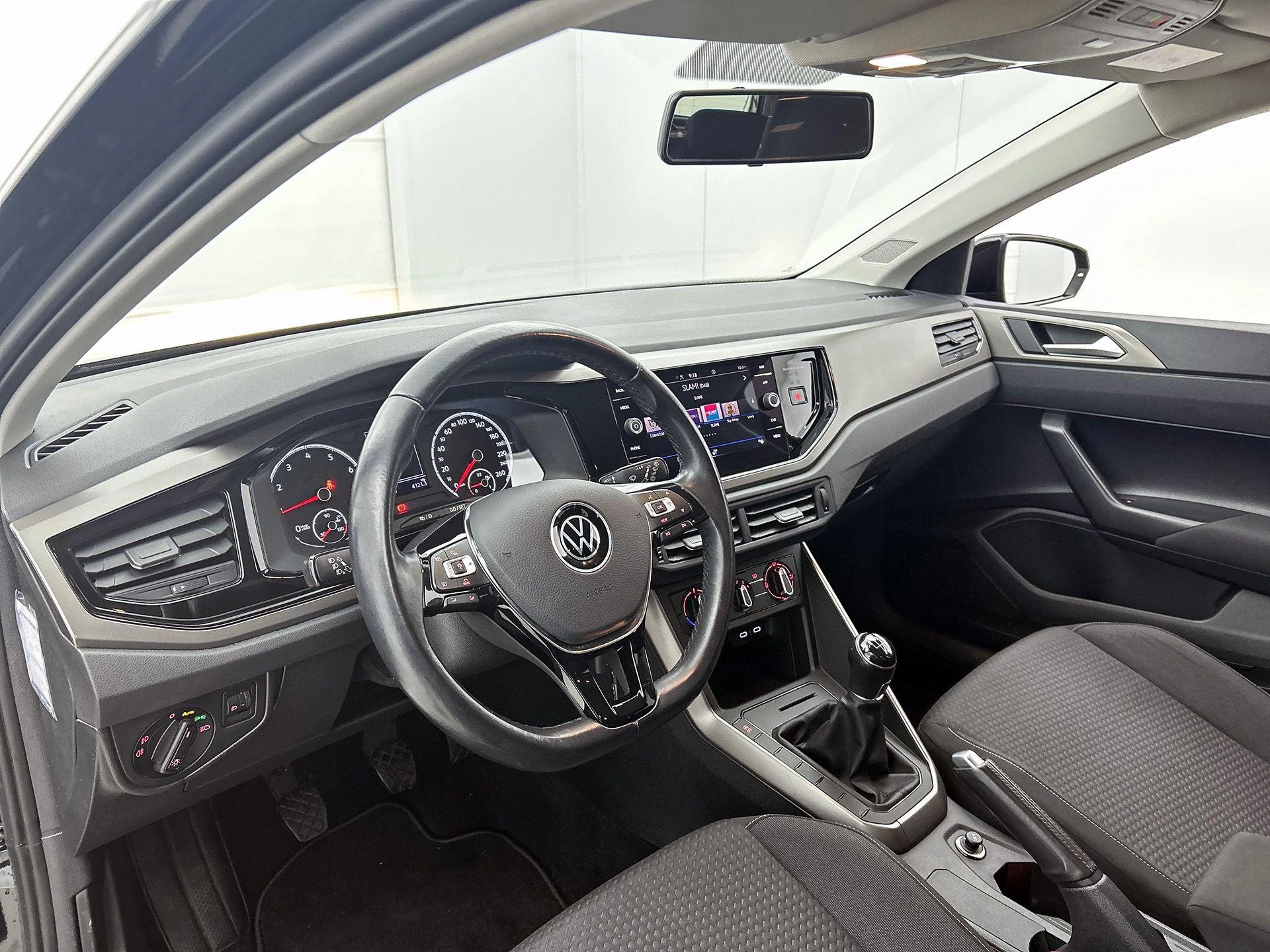 Volkswagen-Polo-image-16