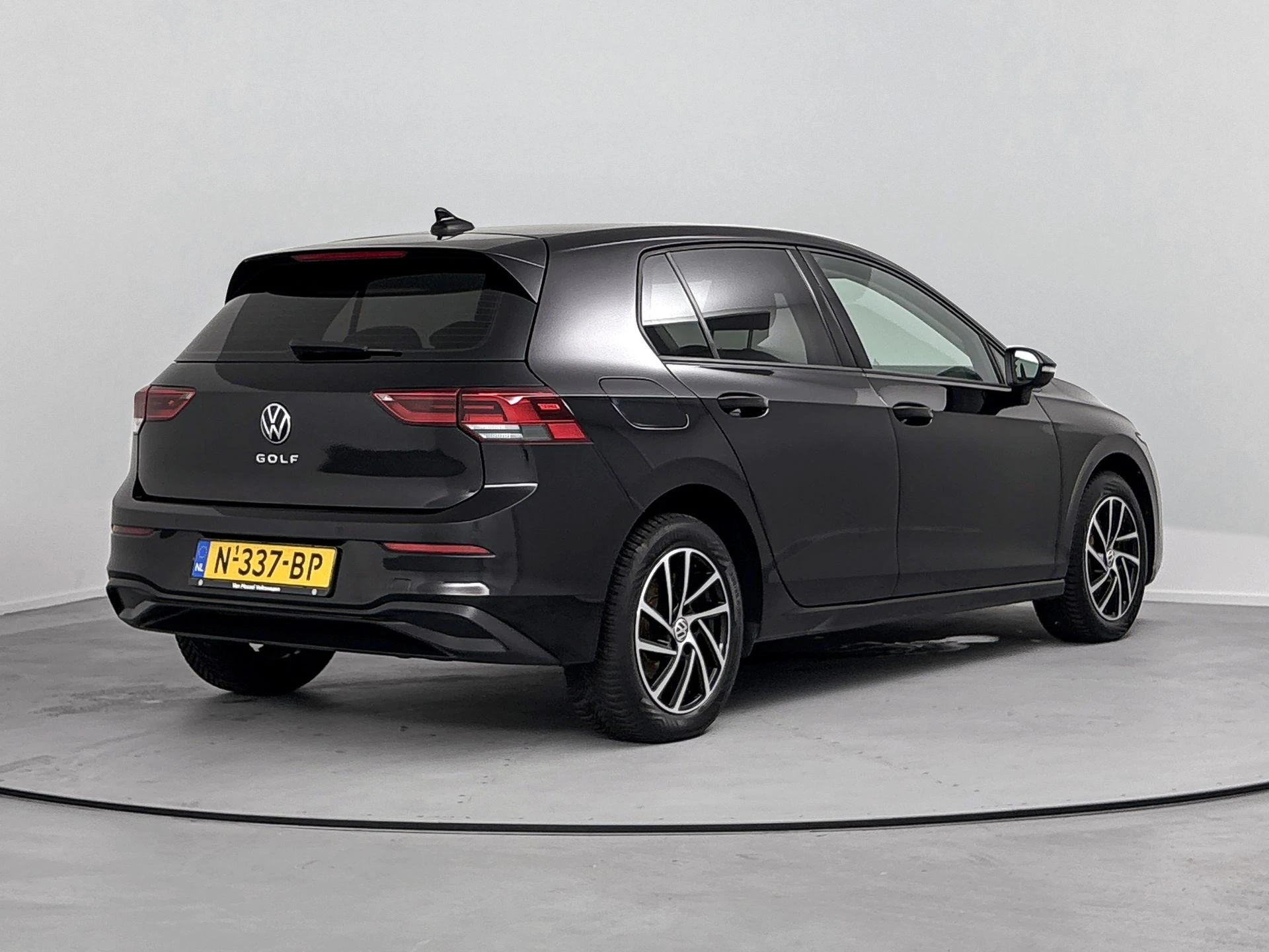 Volkswagen-Golf-image-3