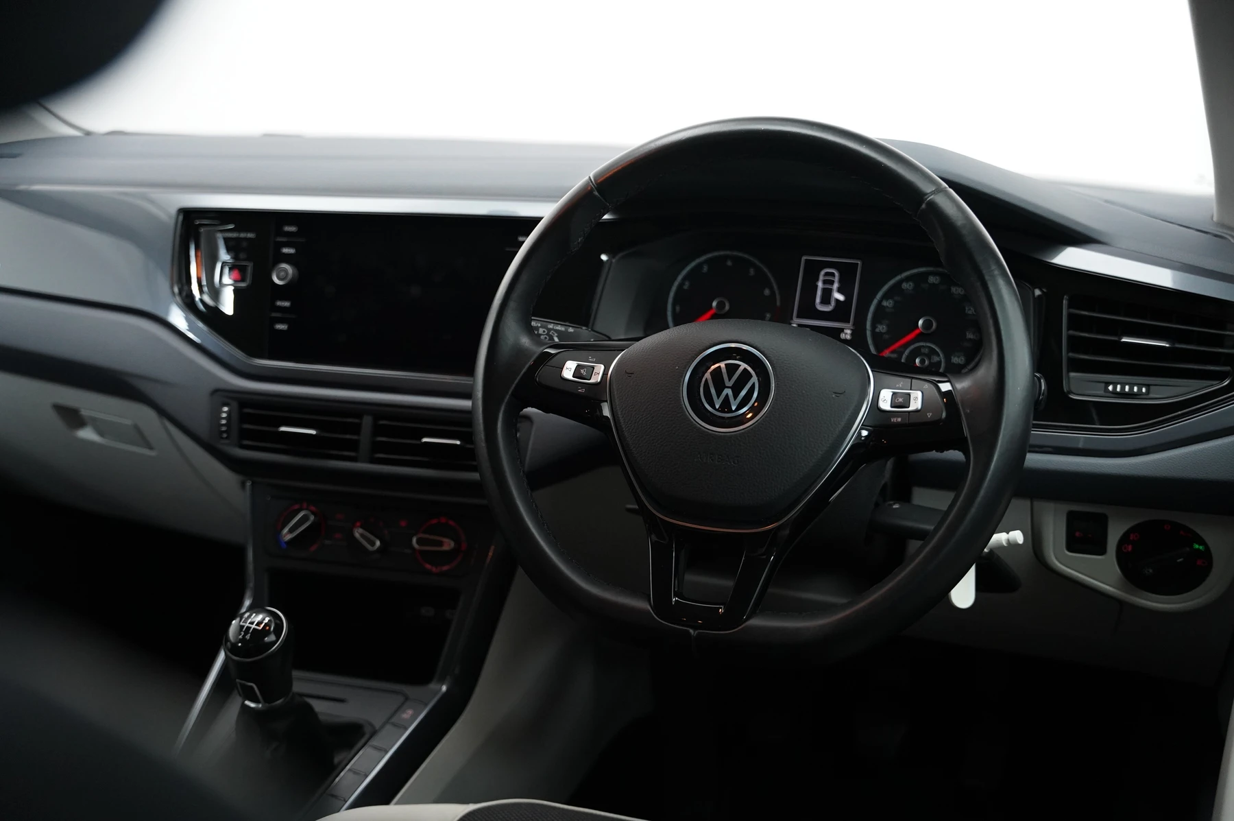 Volkswagen-Polo-image-8