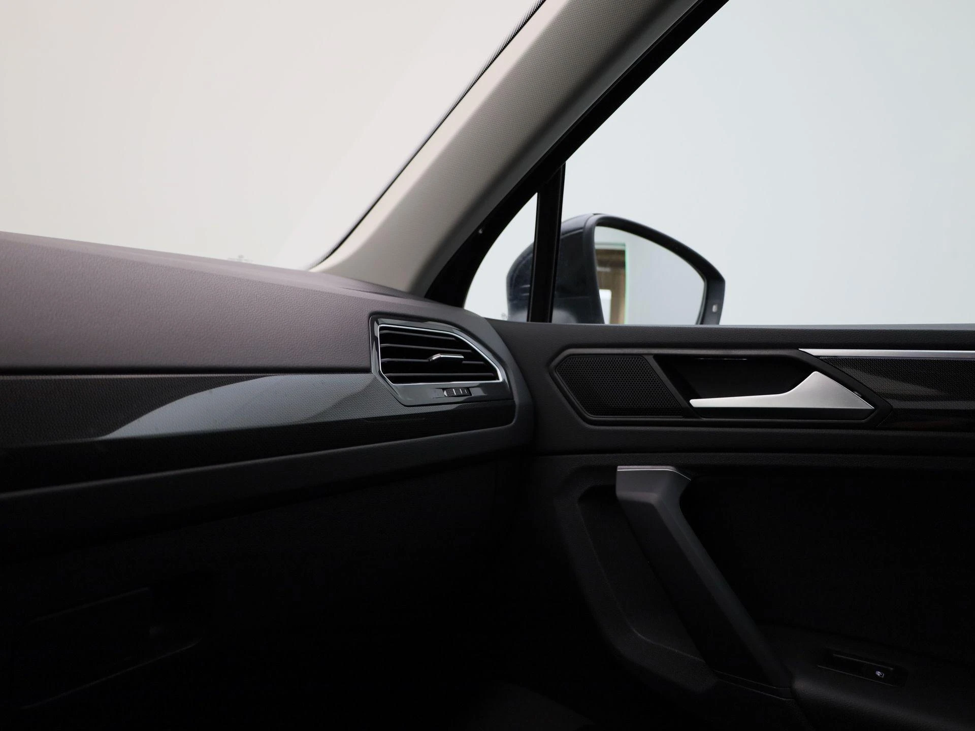Volkswagen-Tiguan-image-25