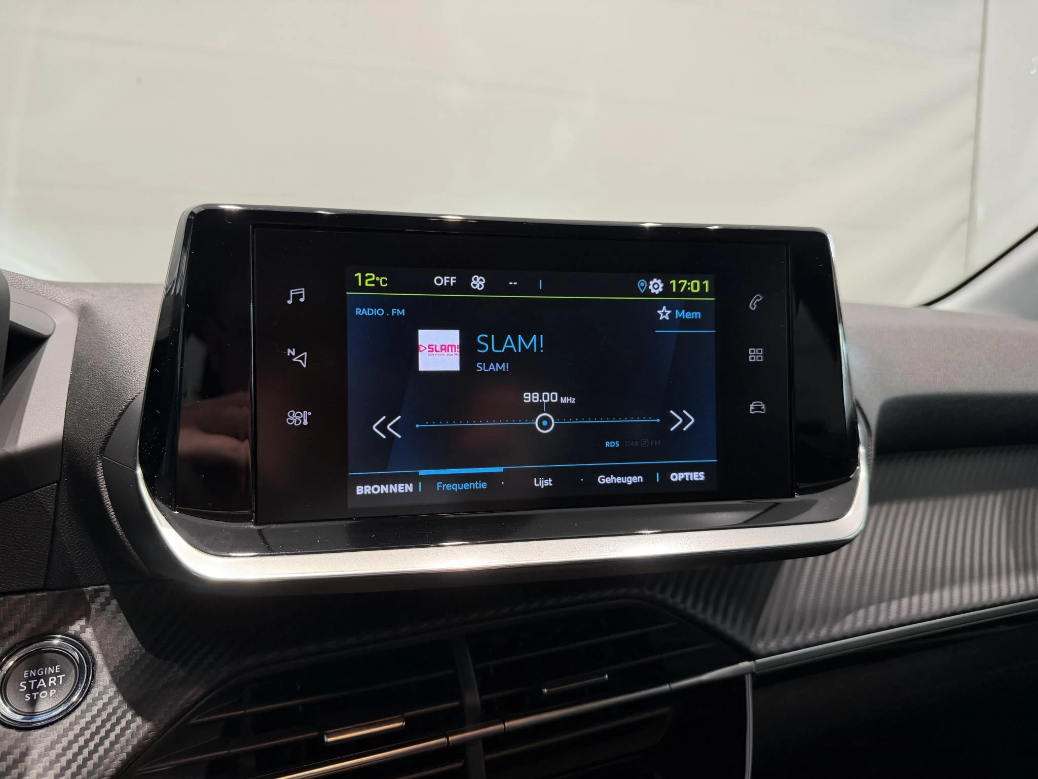 Peugeot-e-208-image-10