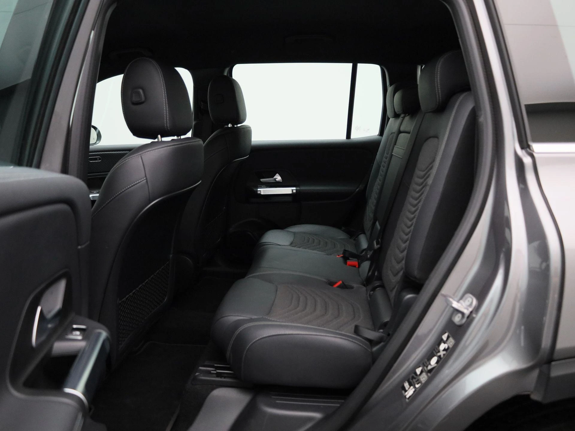 Mercedes-Benz-EQB-image-9
