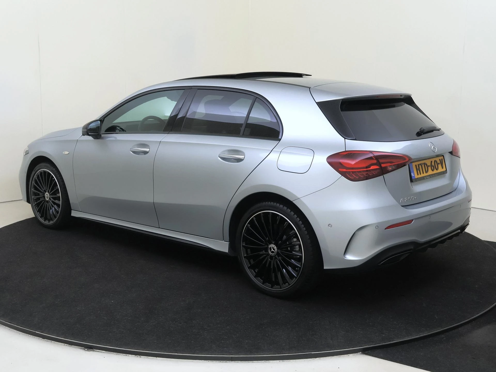 Mercedes-Benz-A-Klasse-image-2