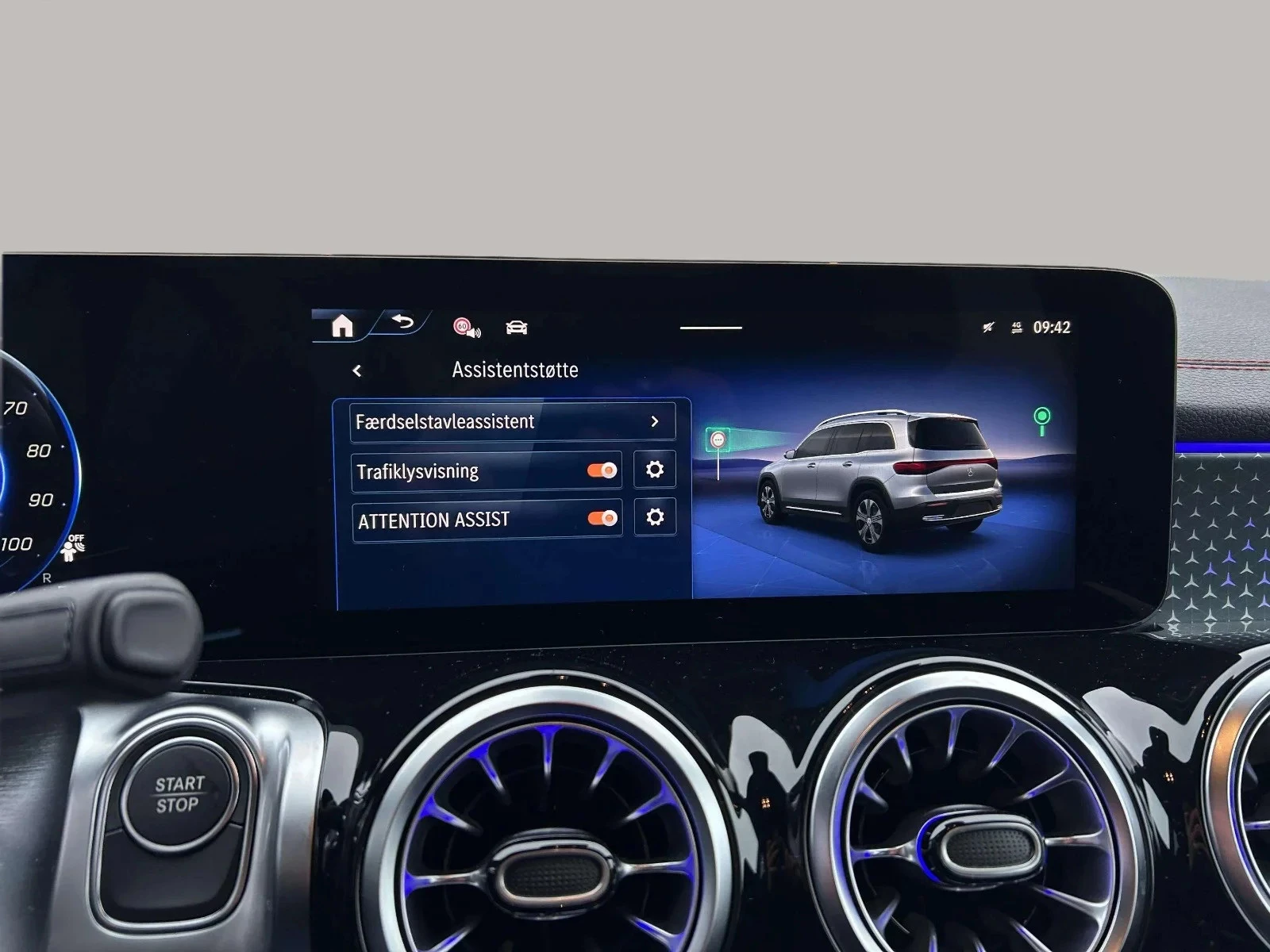 Mercedes-Benz-EQB-image-17