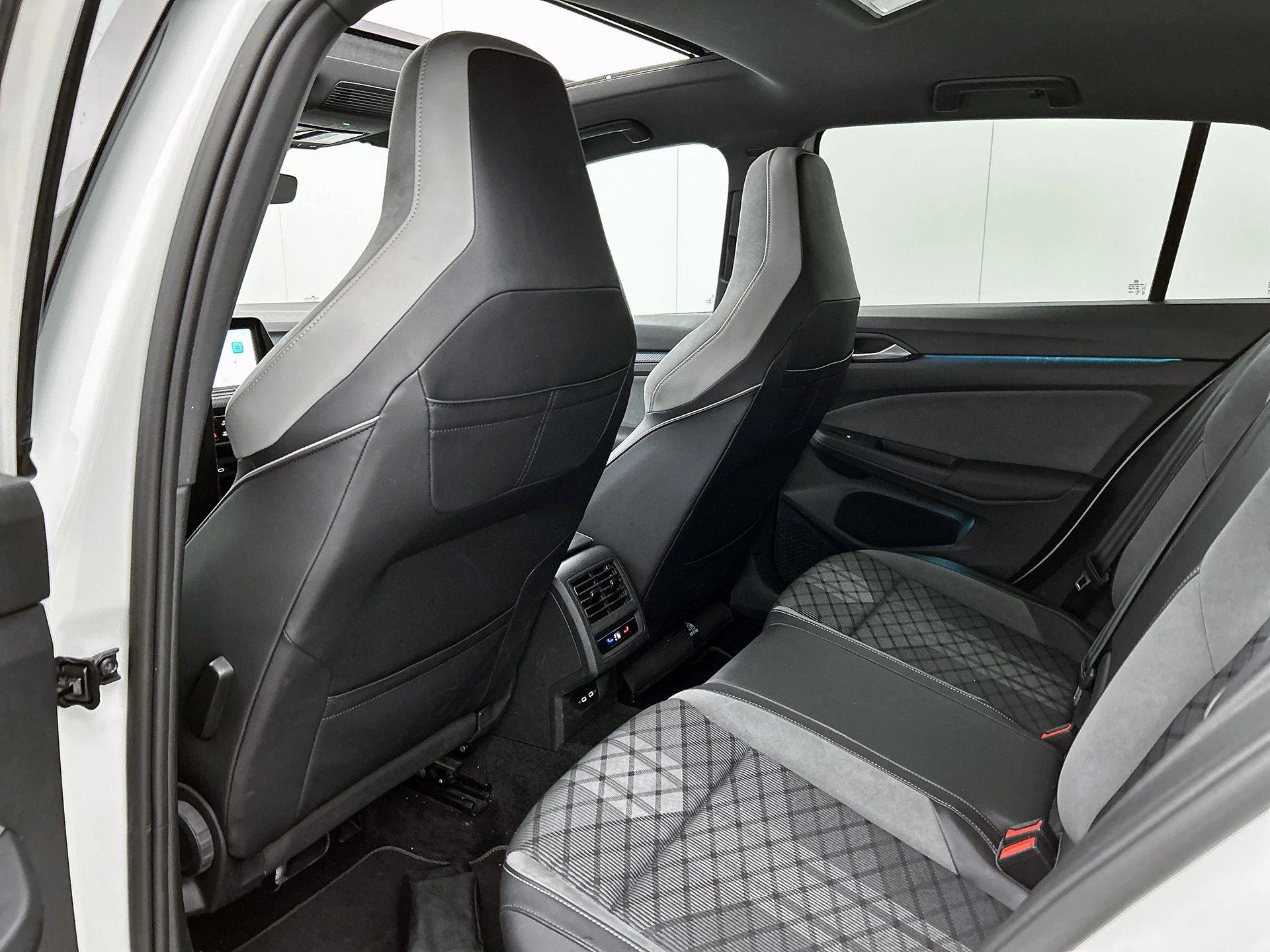 Volkswagen Golf 1.5 eTSI R-LINE