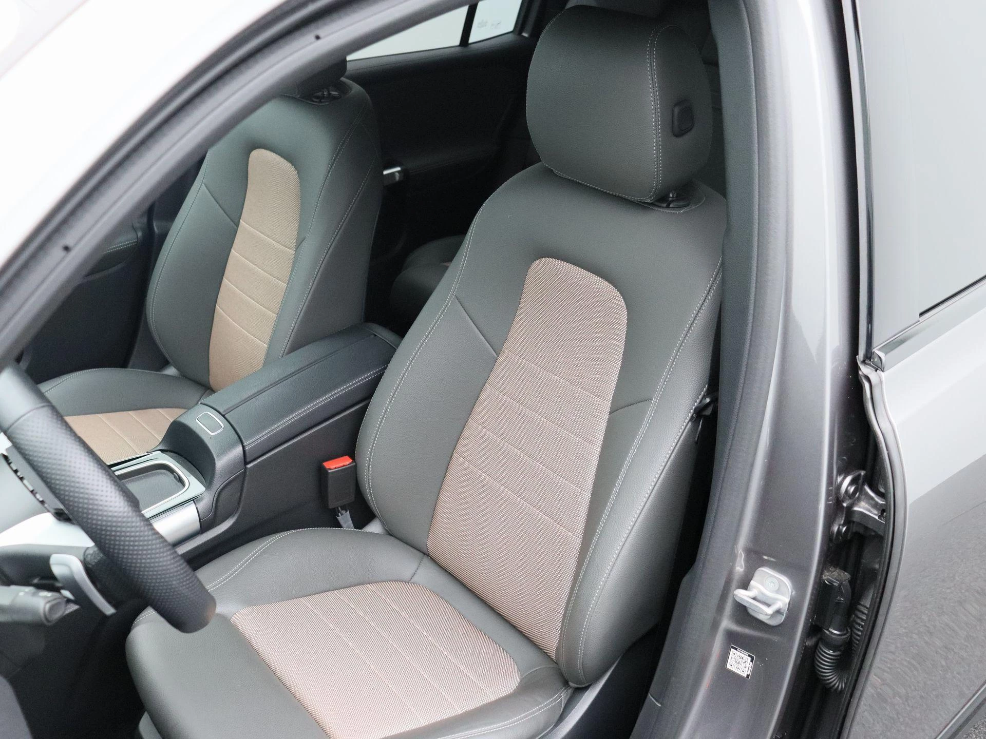 Mercedes-Benz-EQB-image-9