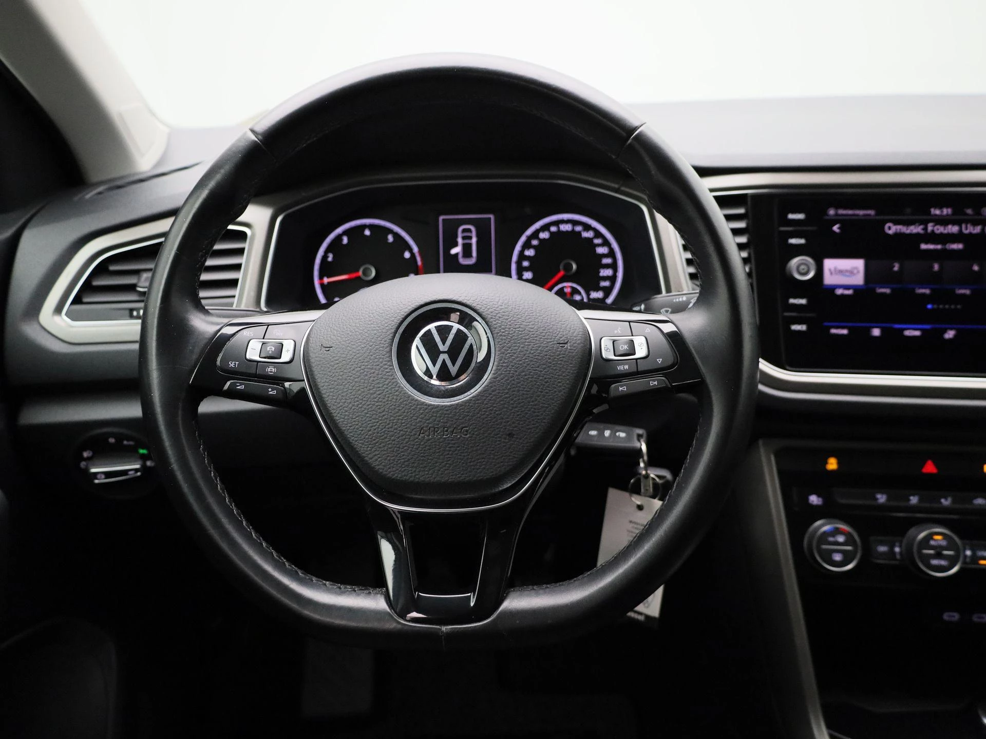 Volkswagen-T-Roc-image-6