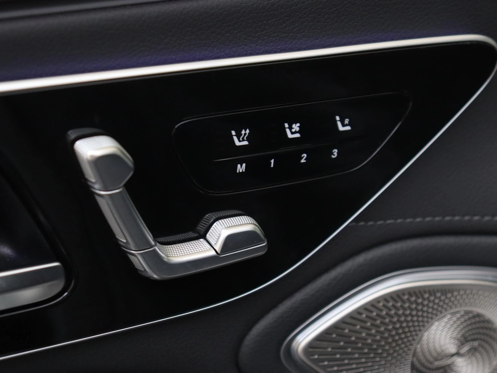 Mercedes-Benz-EQS-image-24