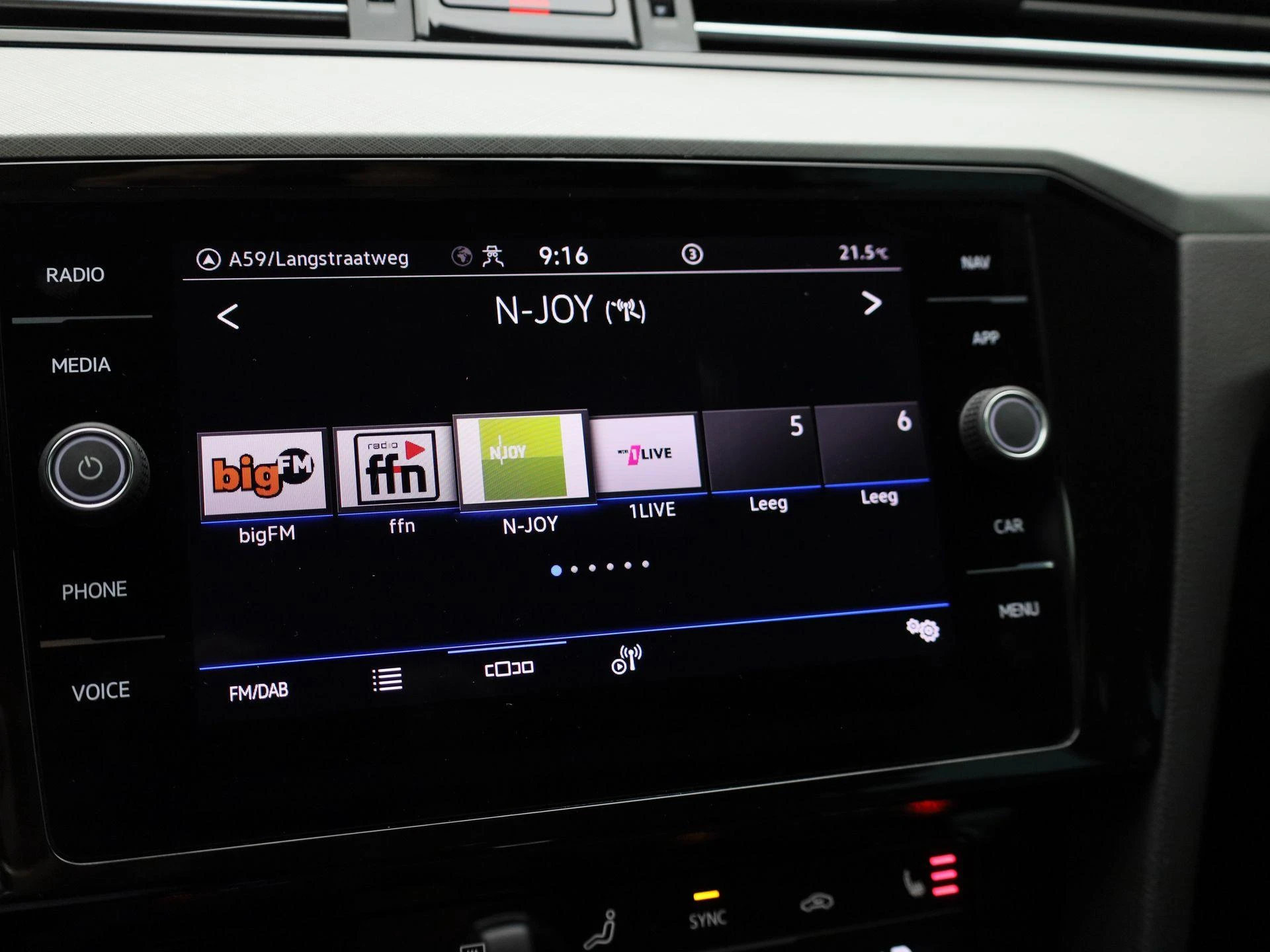 Volkswagen-Passat-image-18