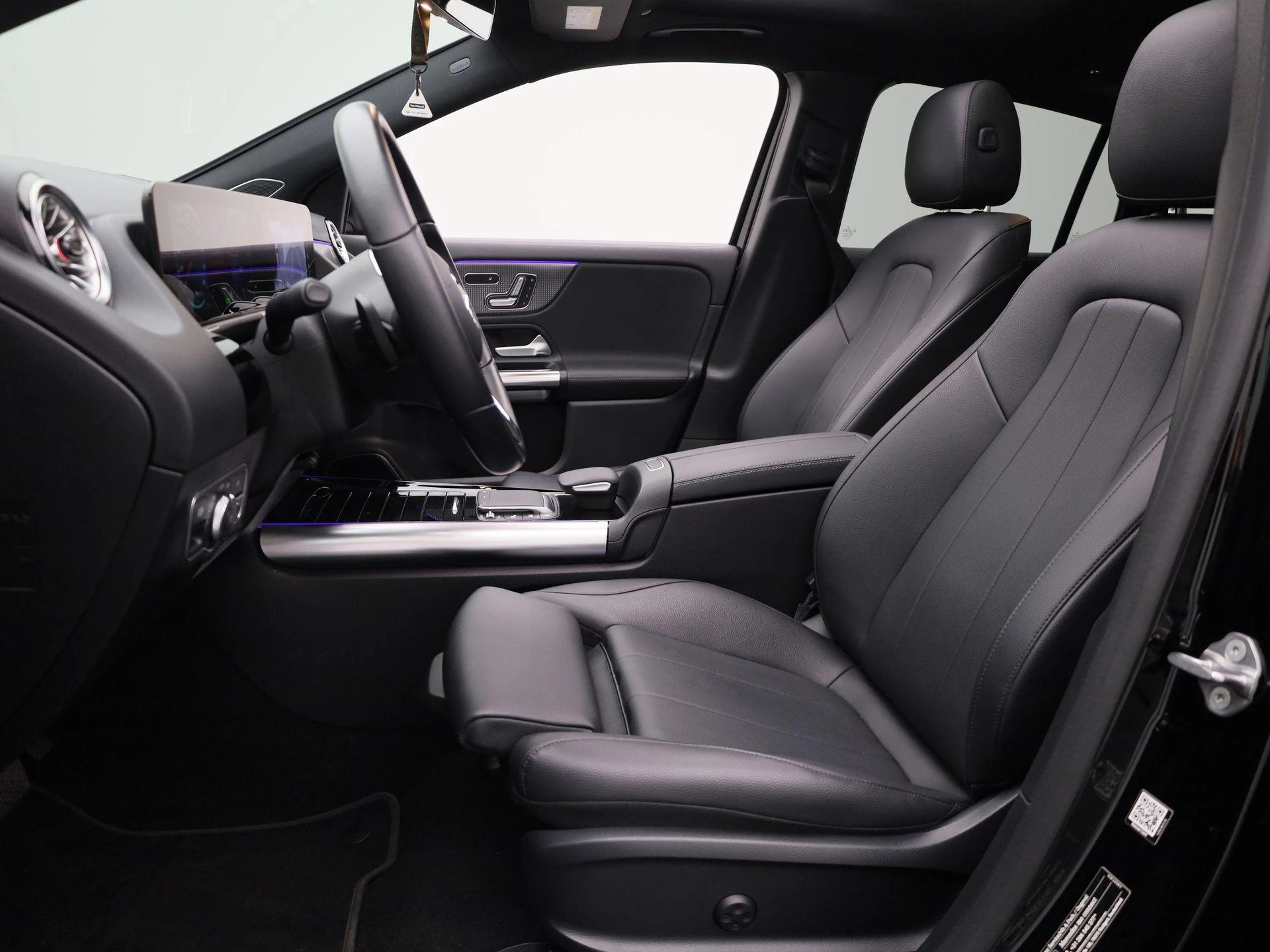 Mercedes-Benz-EQA-image-10