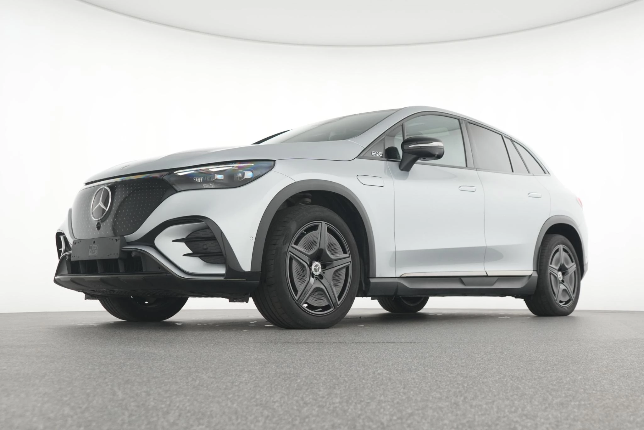 Mercedes-Benz-EQE-image-11