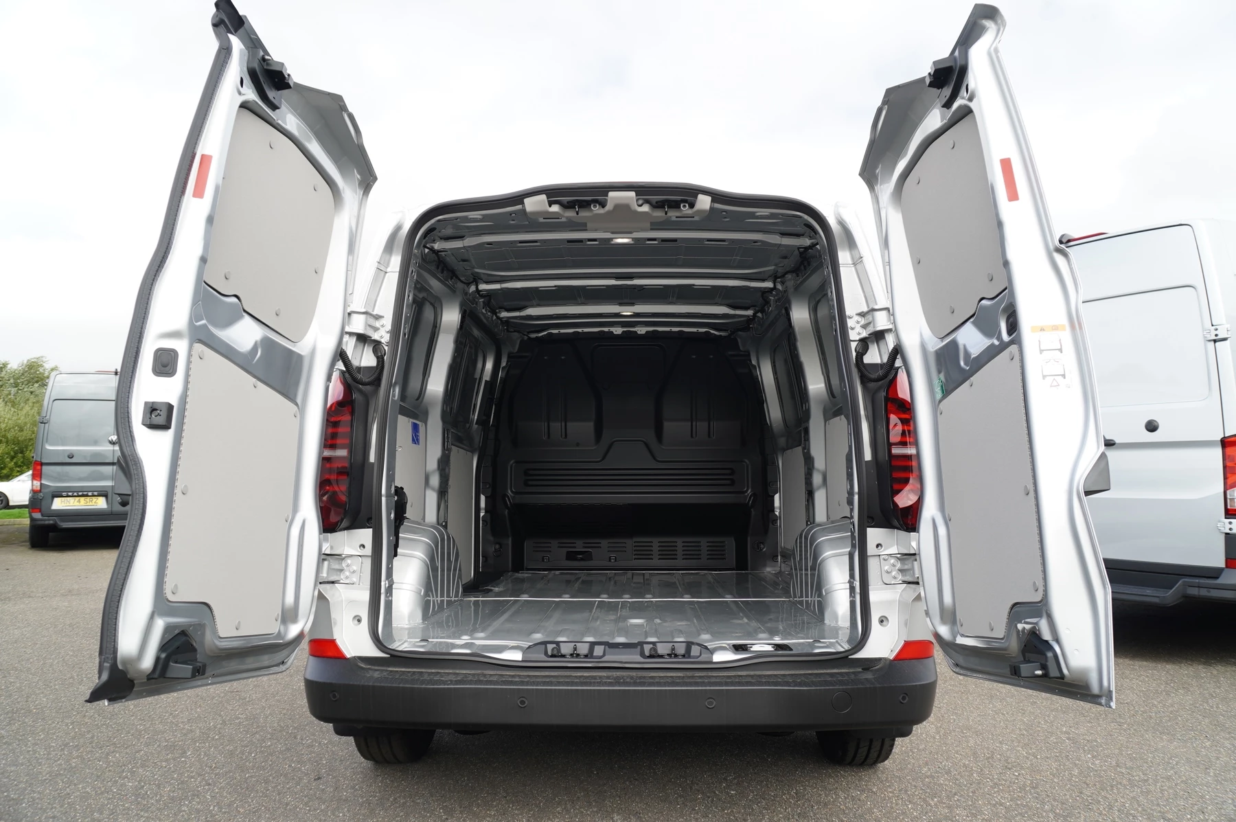 Volkswagen-Transporter-image-11