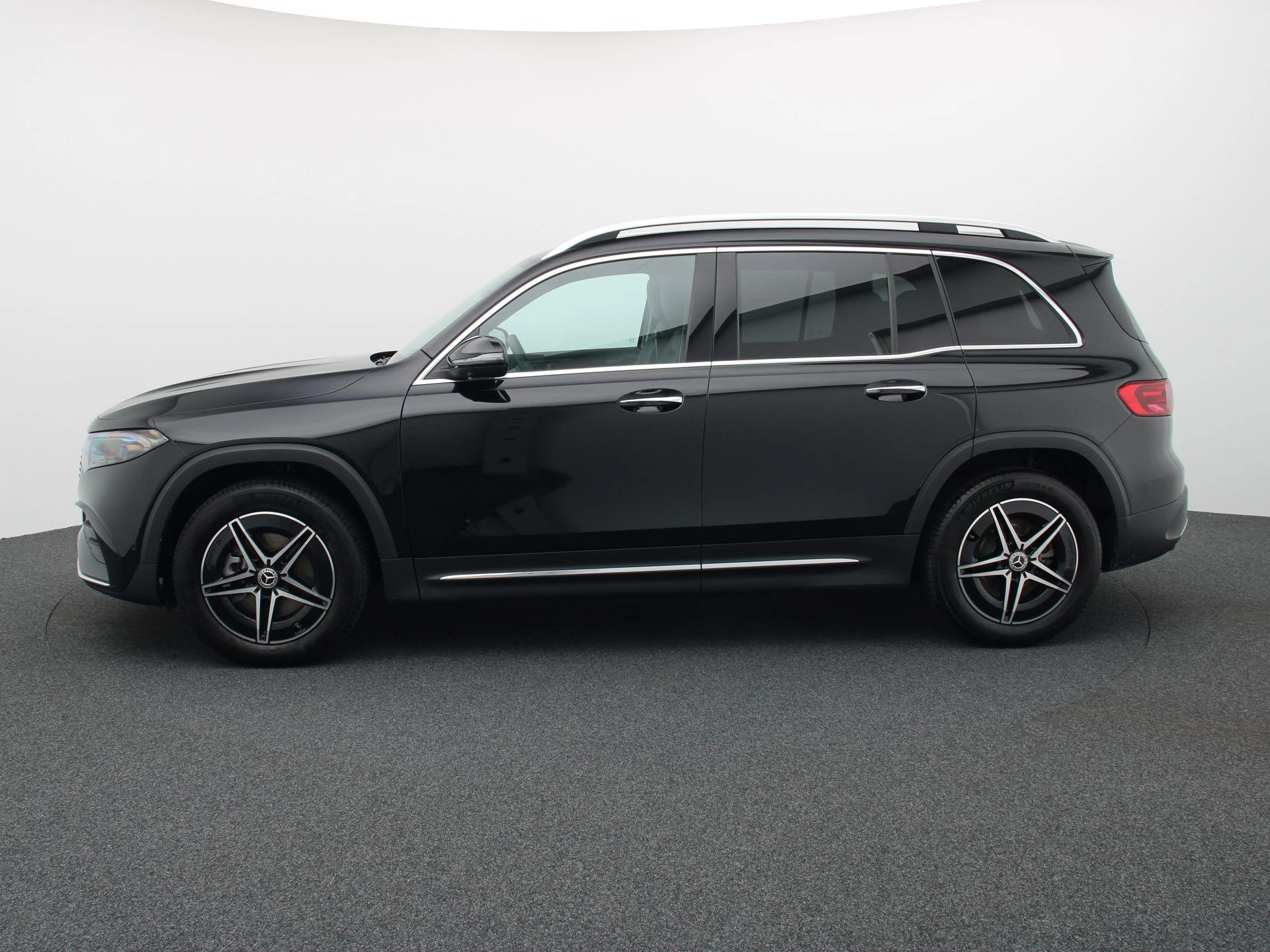 Mercedes-Benz-EQB-image-3
