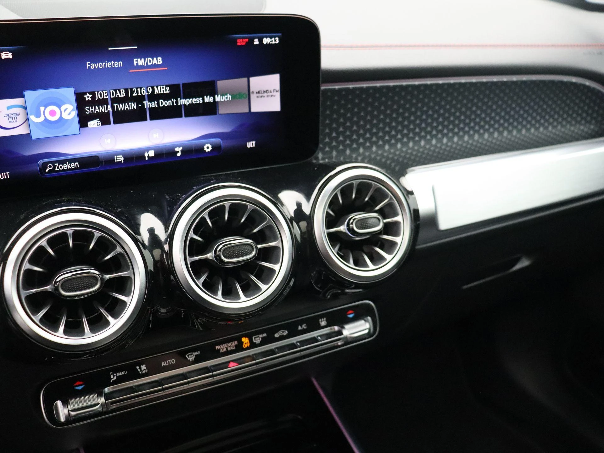 Mercedes-Benz-EQB-image-11