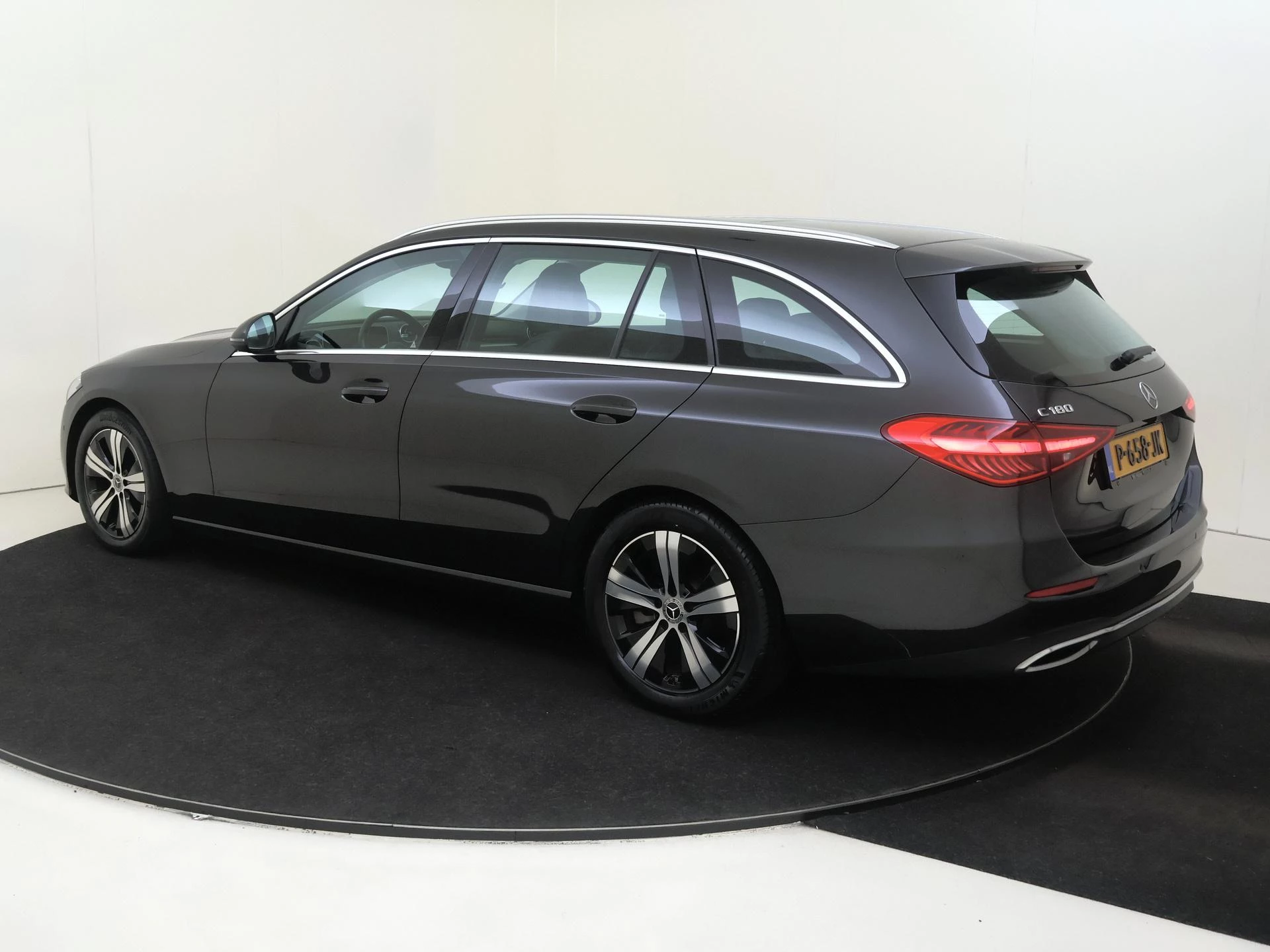 Mercedes-Benz-C-Klasse-image-2