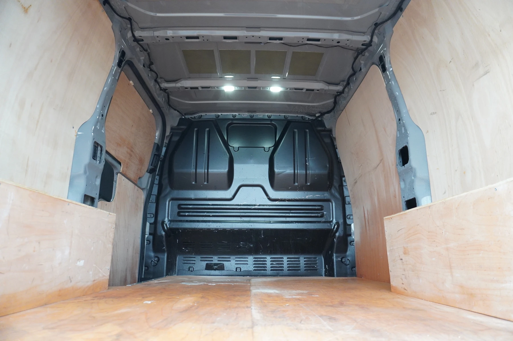 Volkswagen-Transporter-image-11