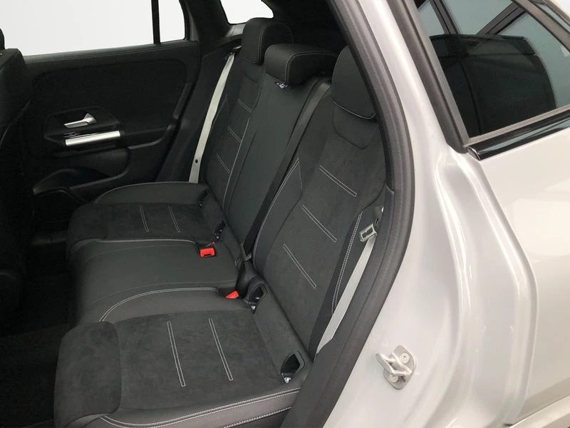 Mercedes-Benz-GLA 200 d-image-19