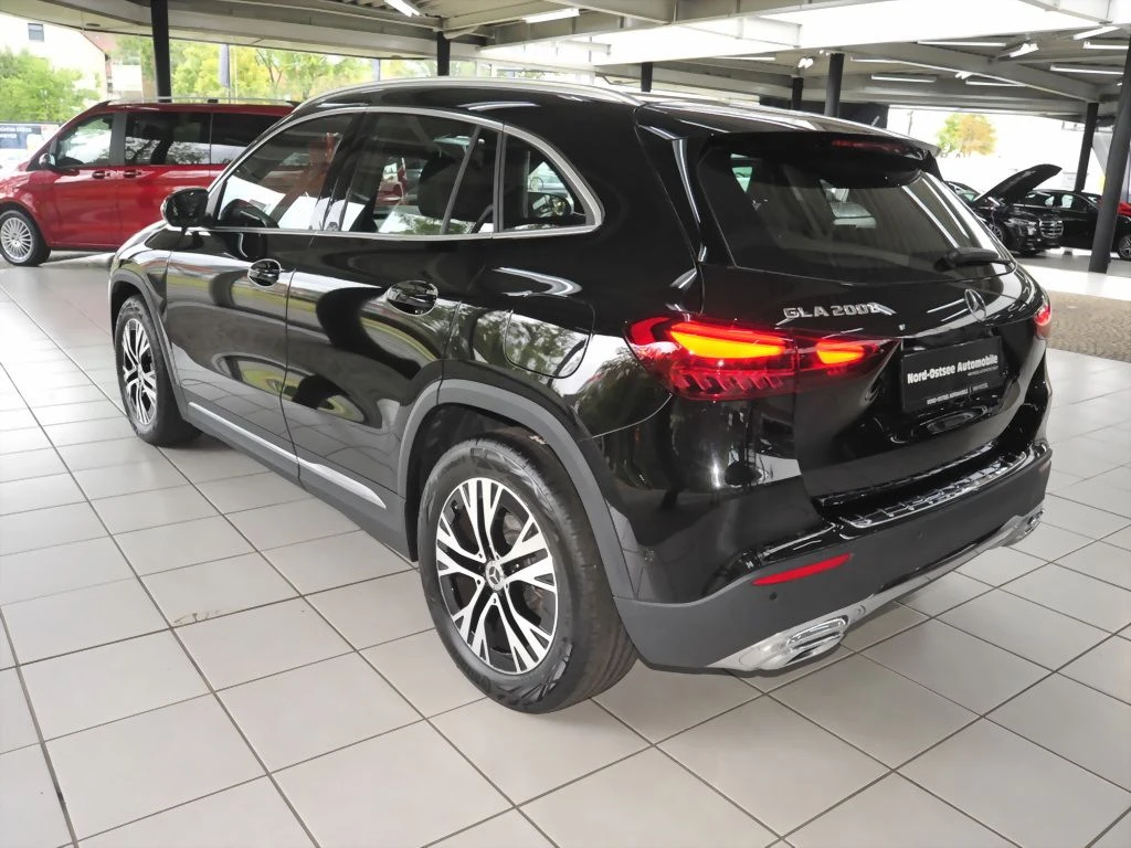 Mercedes-Benz-GLA 200 d-image-5