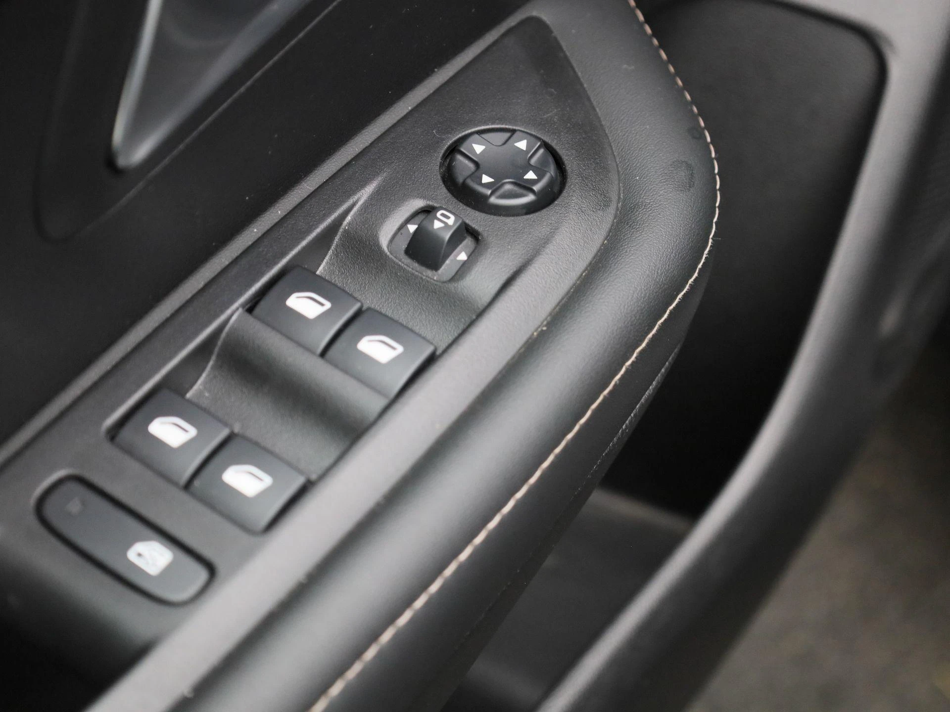Peugeot e-208 - 31