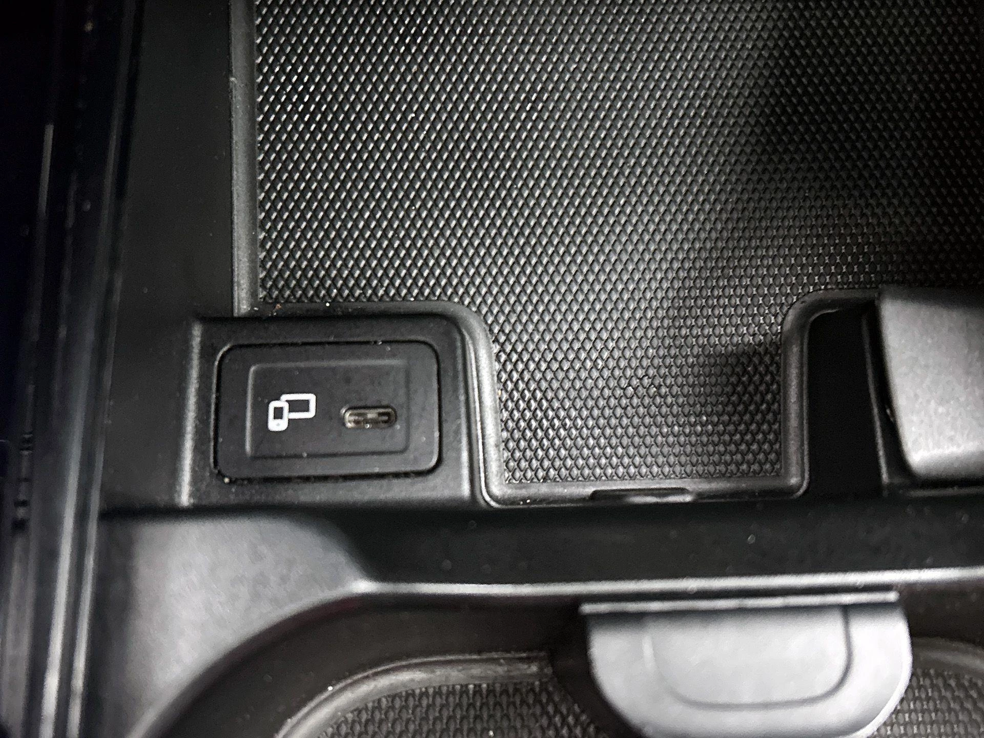 Mercedes-Benz-GLB-image-47