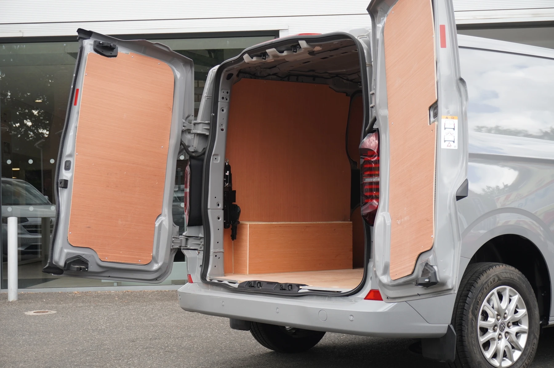 Volkswagen-Transporter-image-20