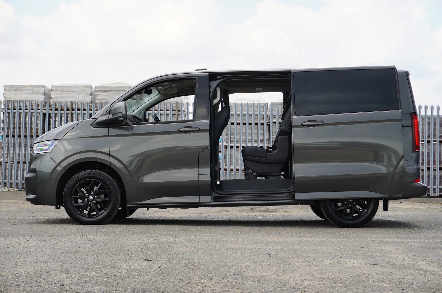 Volkswagen-Transporter-image-28