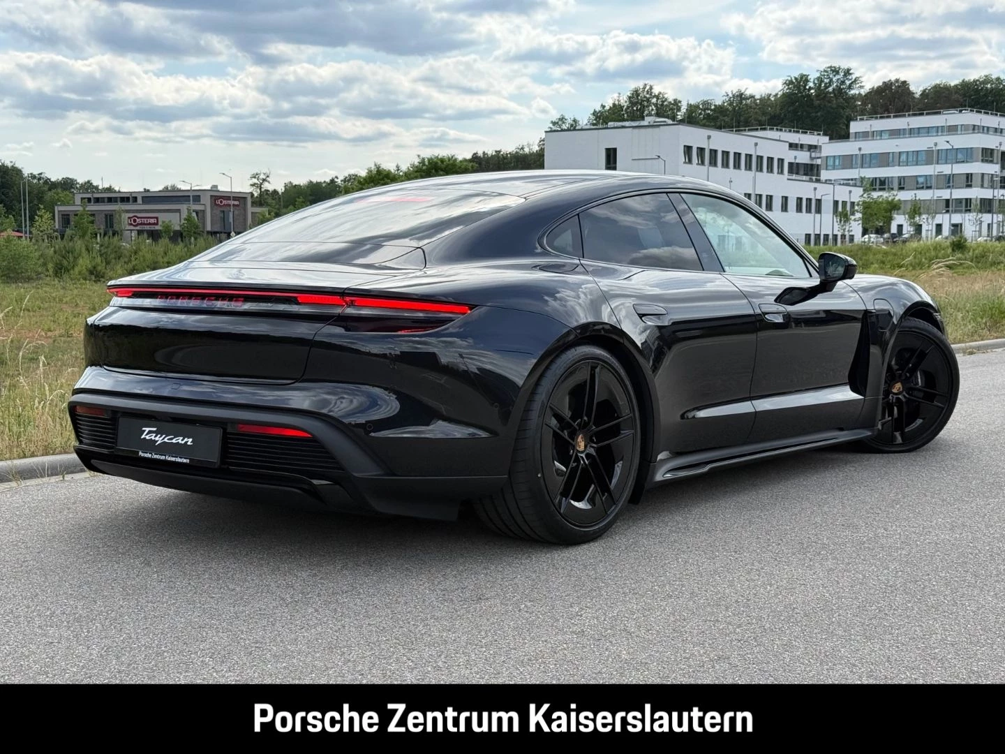 Porsche Taycan Black Edition InnoDrive HA-Lenkung HeadUp black edition