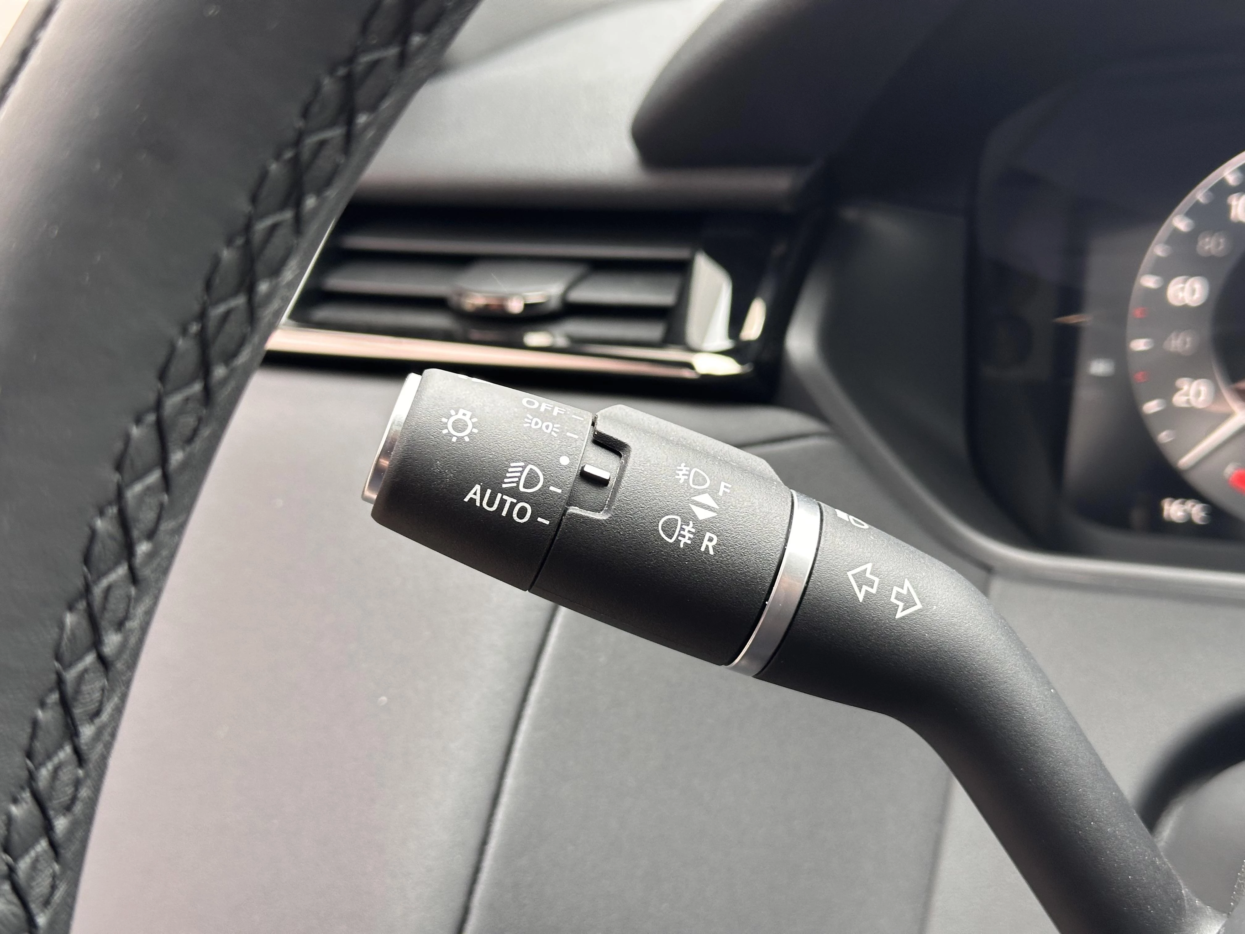 Land Rover-Range Rover Velar-image-23