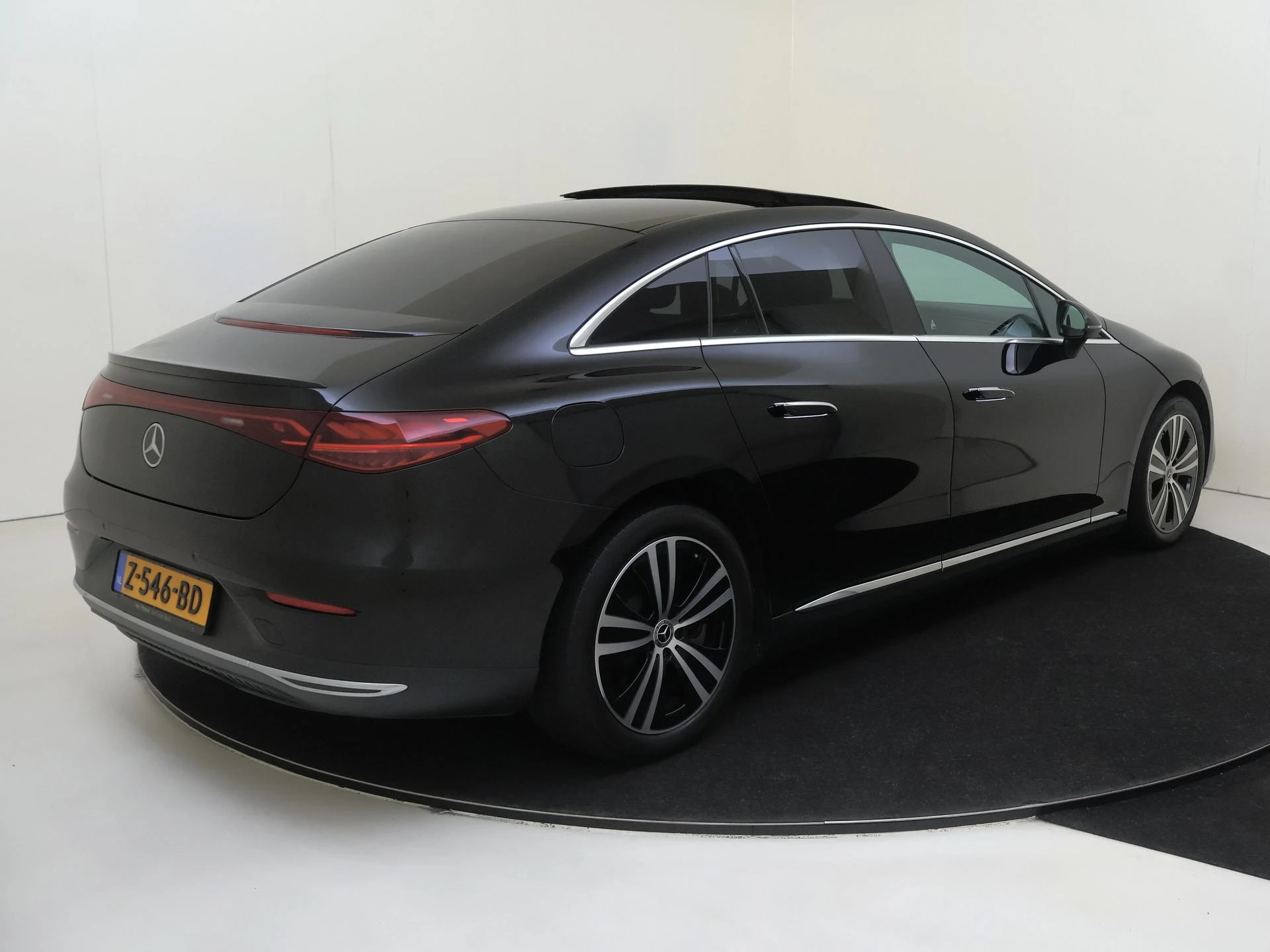 Mercedes-Benz-EQE-image-3