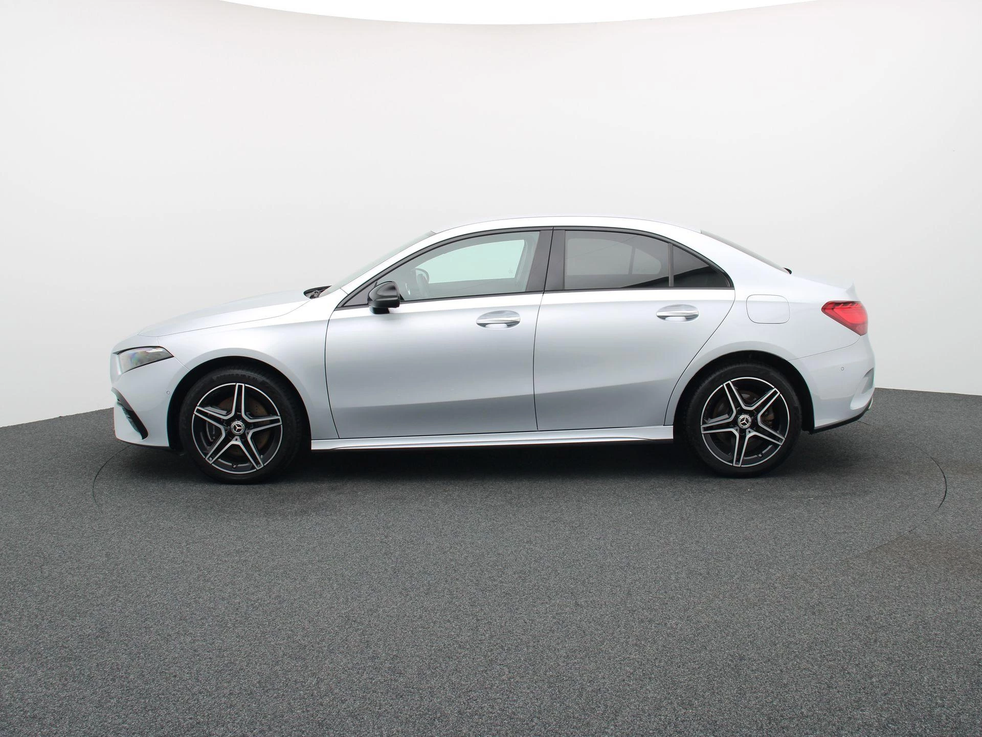 Mercedes-Benz A-Klasse 250 e AMG Line Limousine + TREKHAAK + CARPLAY + NIGHTPAKKET +