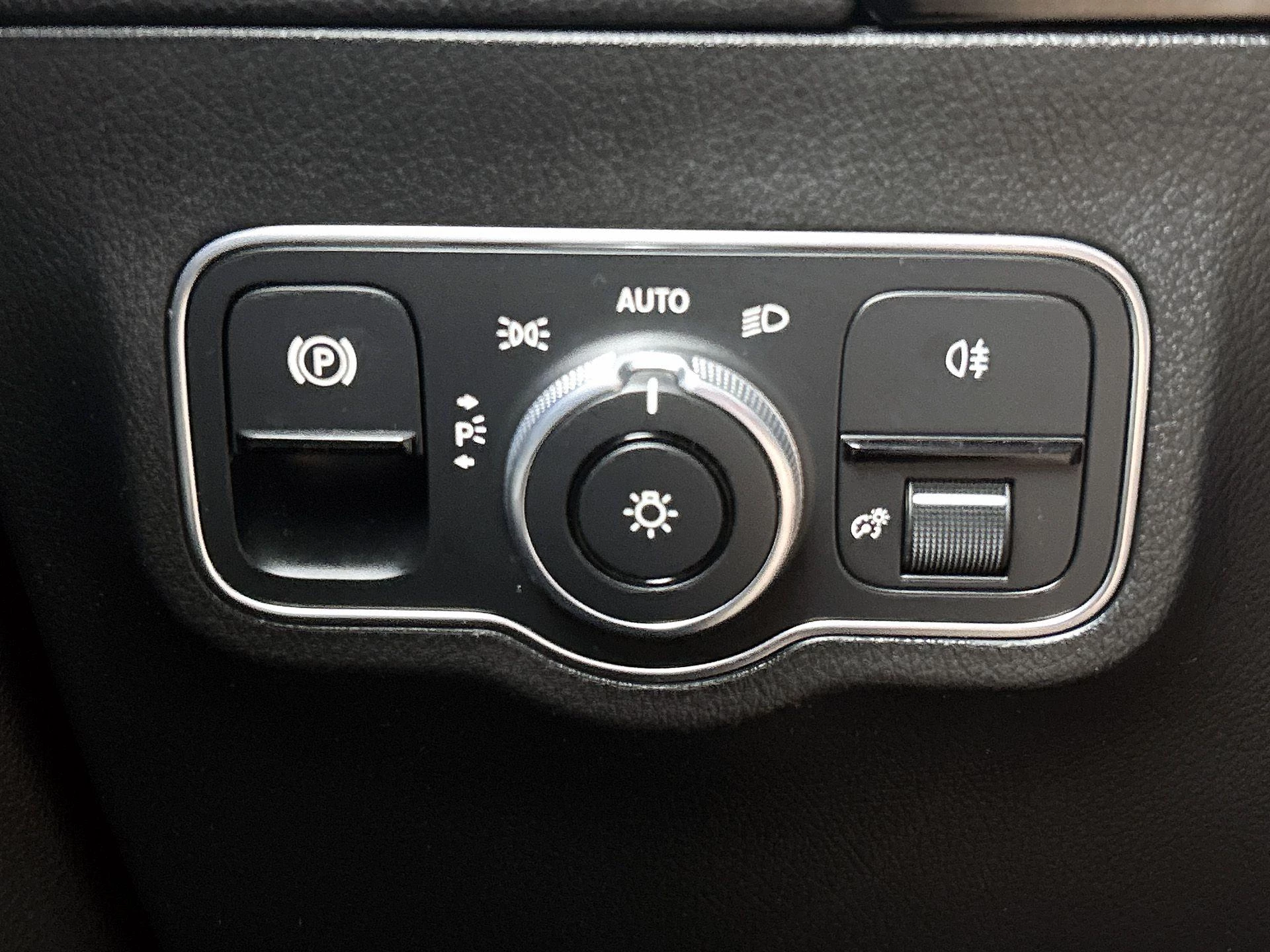 Mercedes-Benz-GLA-image-33