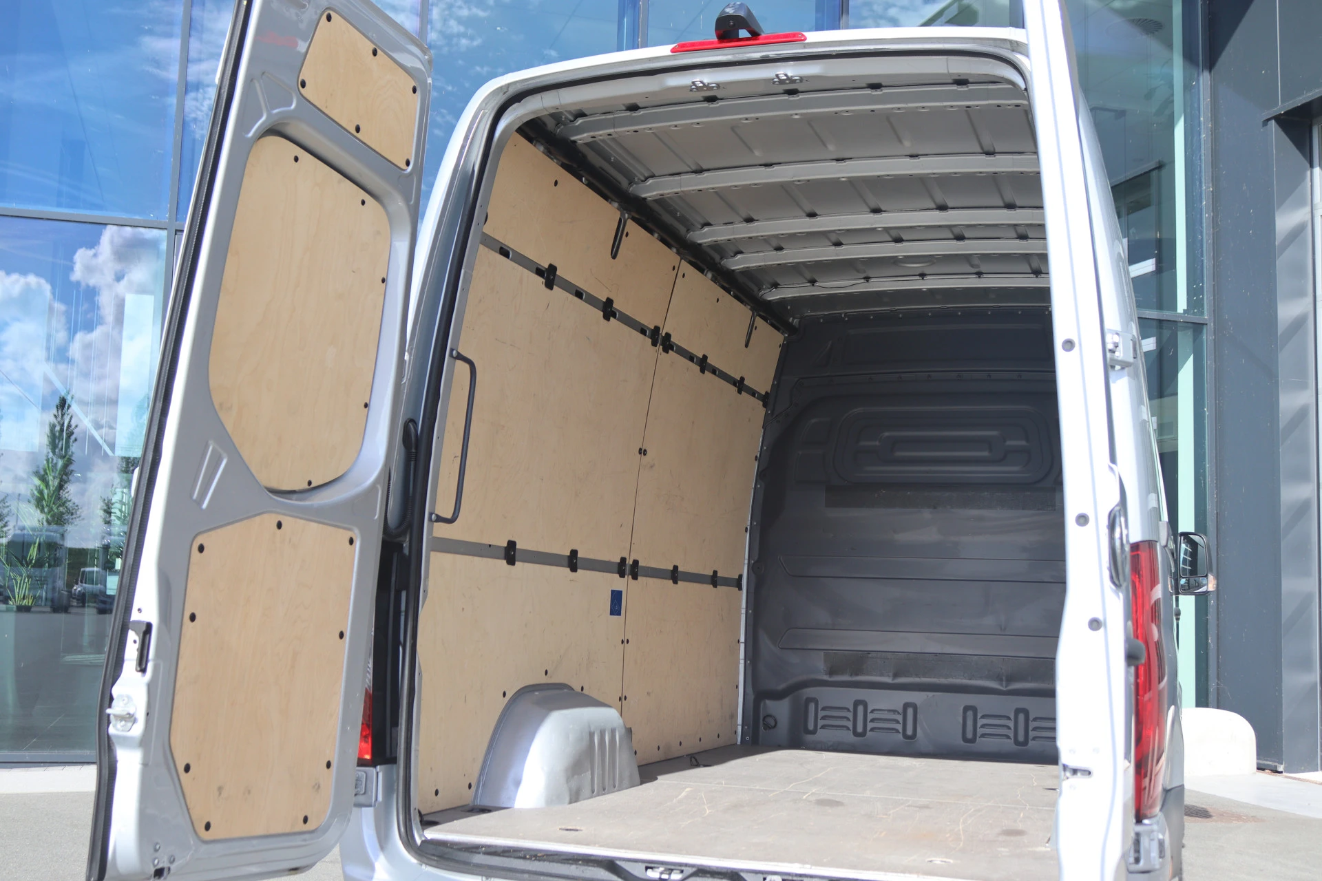 Mercedes-Benz-Sprinter-image-3