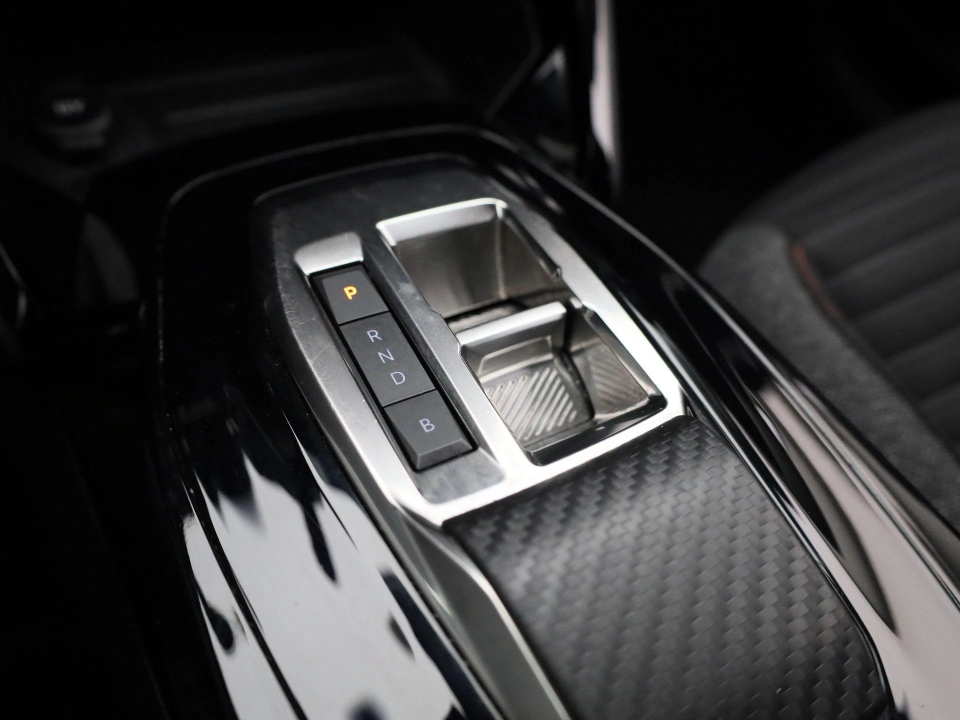 Peugeot-e-208-image-28