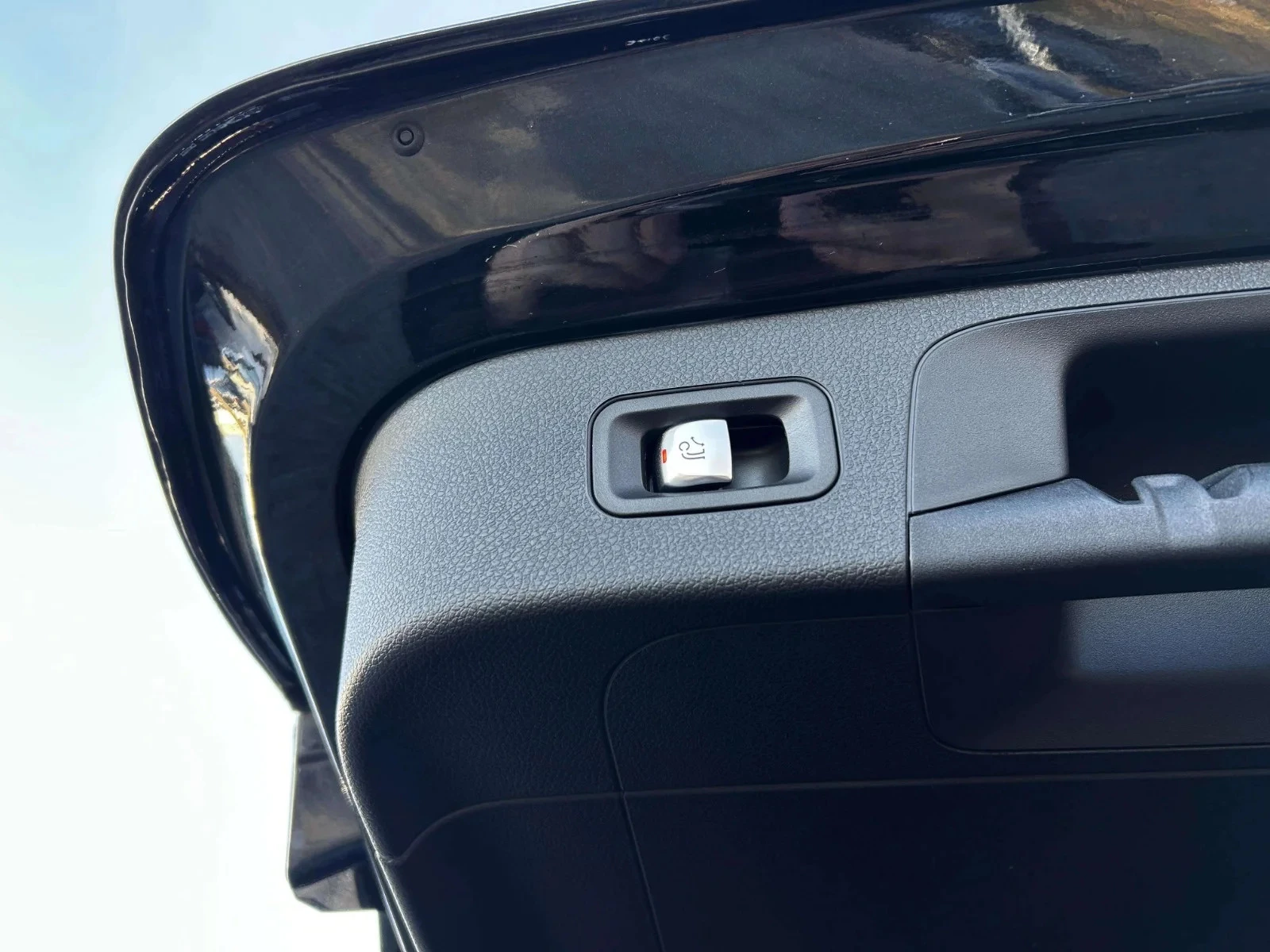 Mercedes-Benz-EQC-image-22